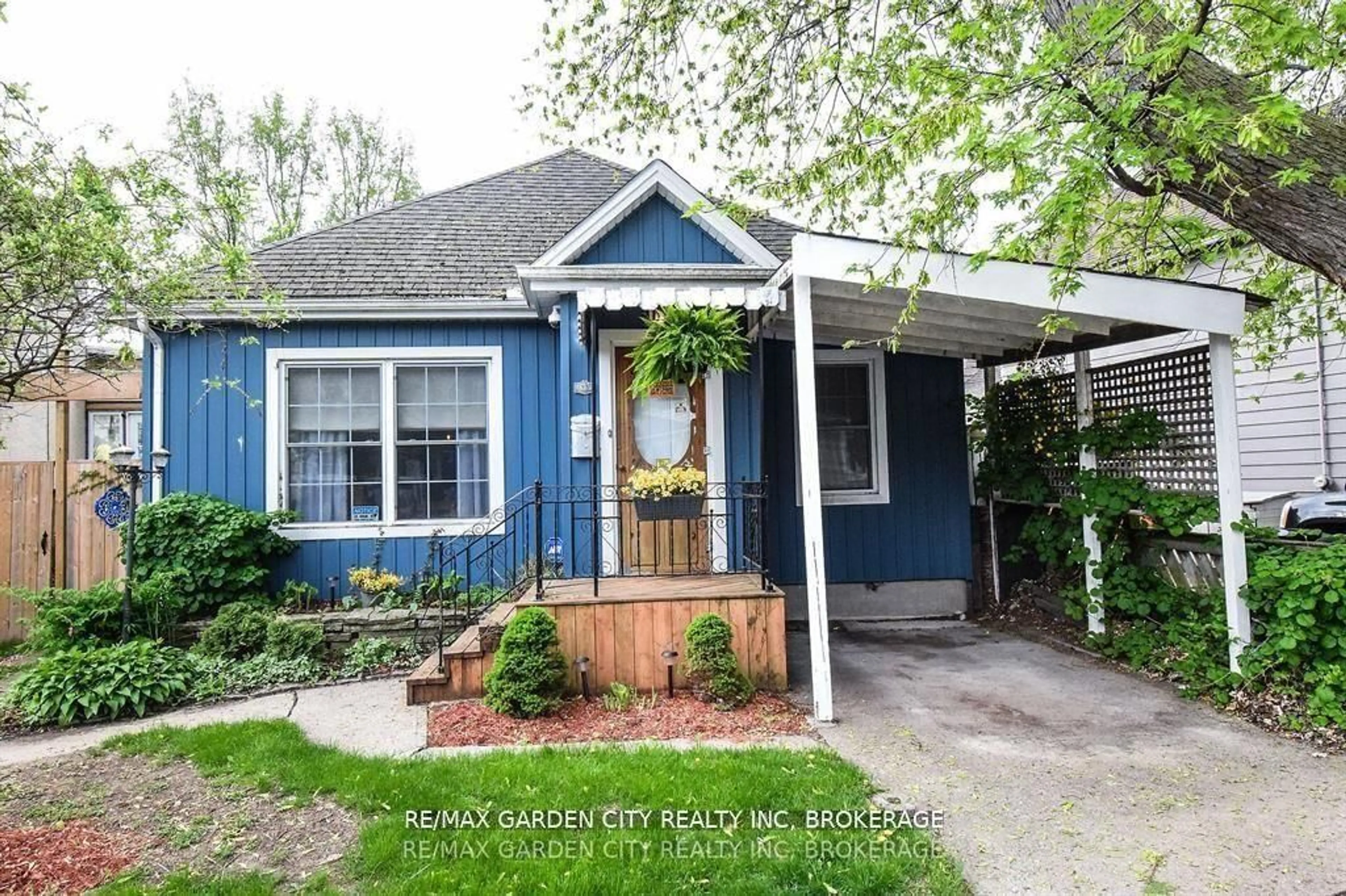 Home with vinyl exterior material, street for 76 Beech St, St. Catharines Ontario L2R 2B7