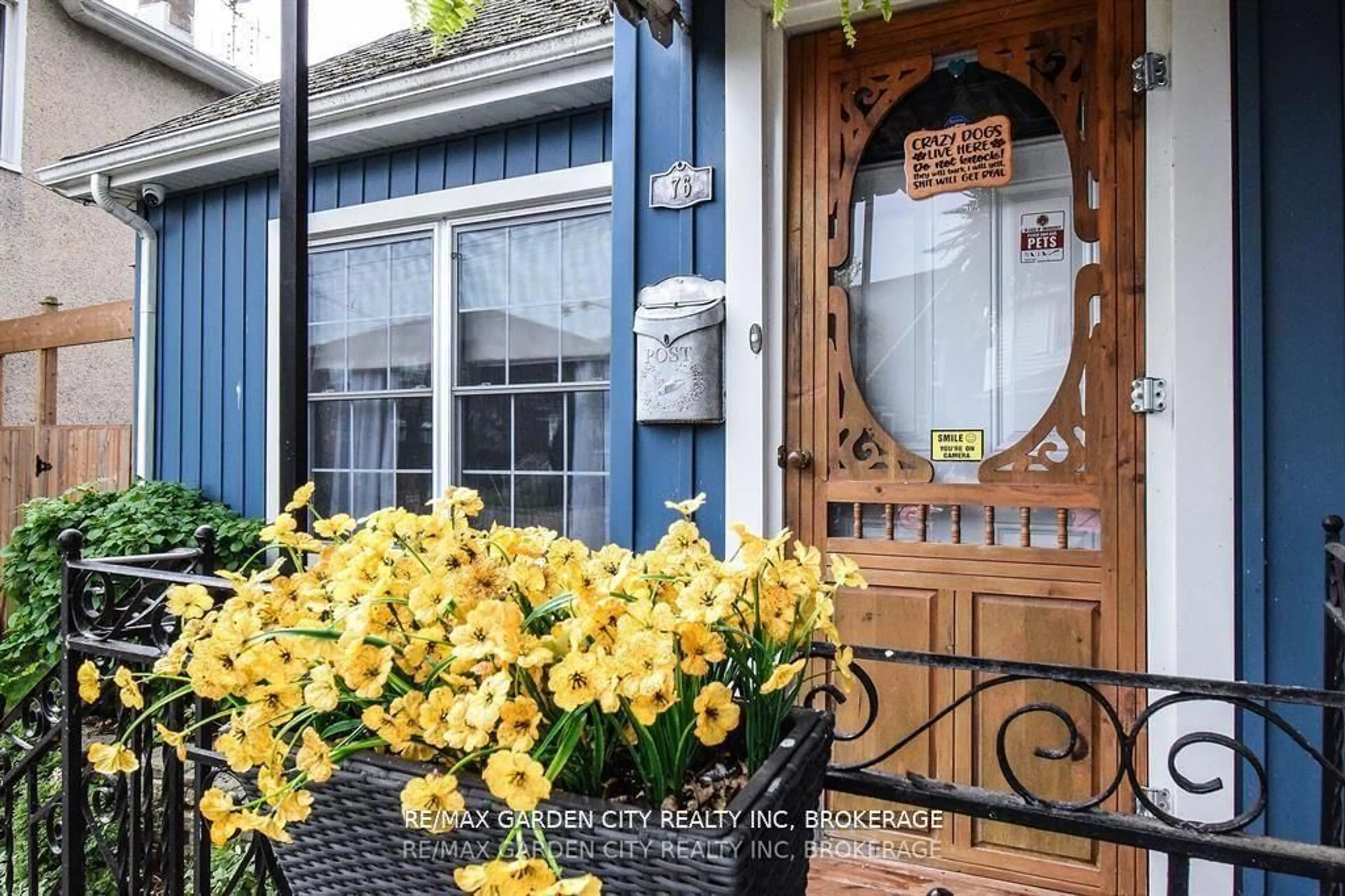 Indoor entryway for 76 Beech St, St. Catharines Ontario L2R 2B7