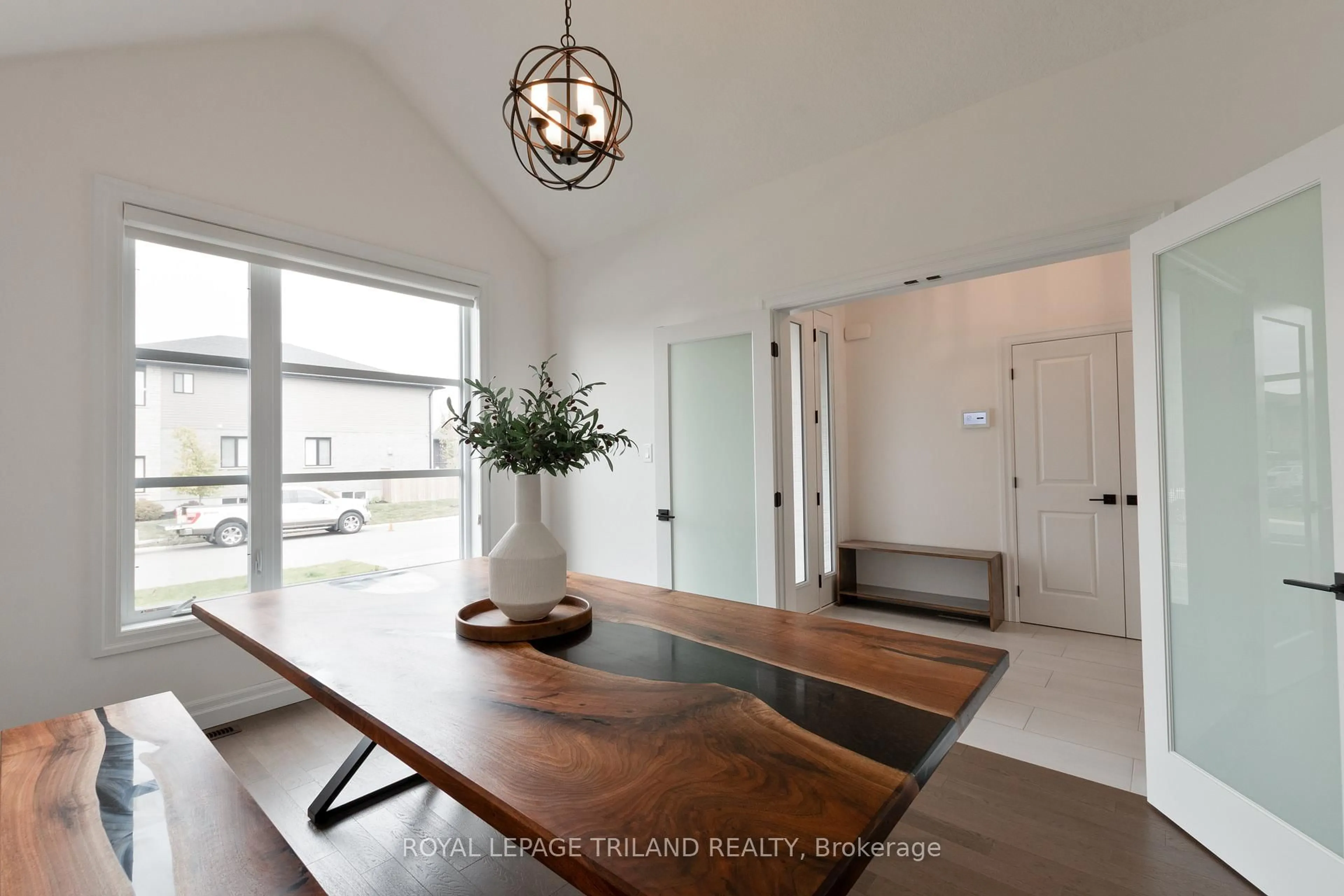 Indoor entryway for 6447 Storey Chse, London South Ontario N6P 0G3