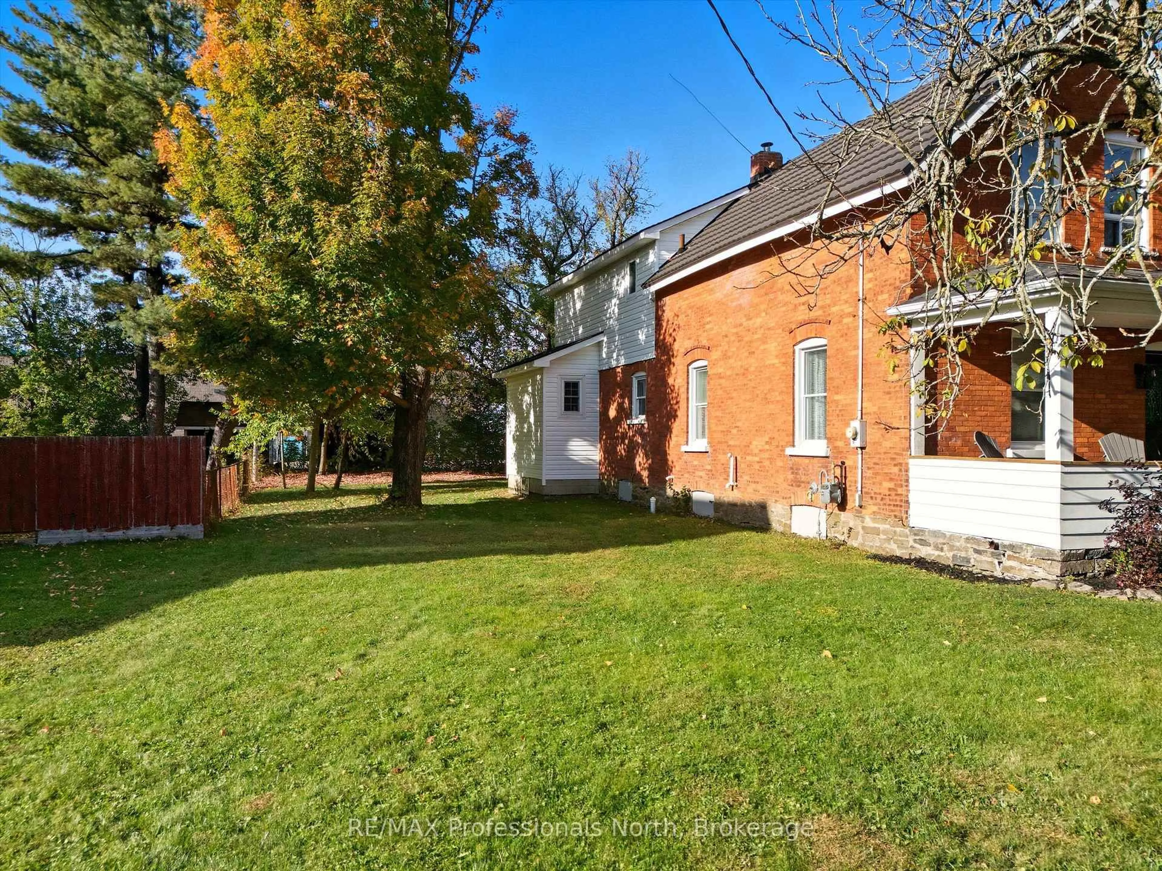 A pic from outside/outdoor area/front of a property/back of a property/a pic from drone, street for 197 DILL St, Bracebridge Ontario P1L 1E6