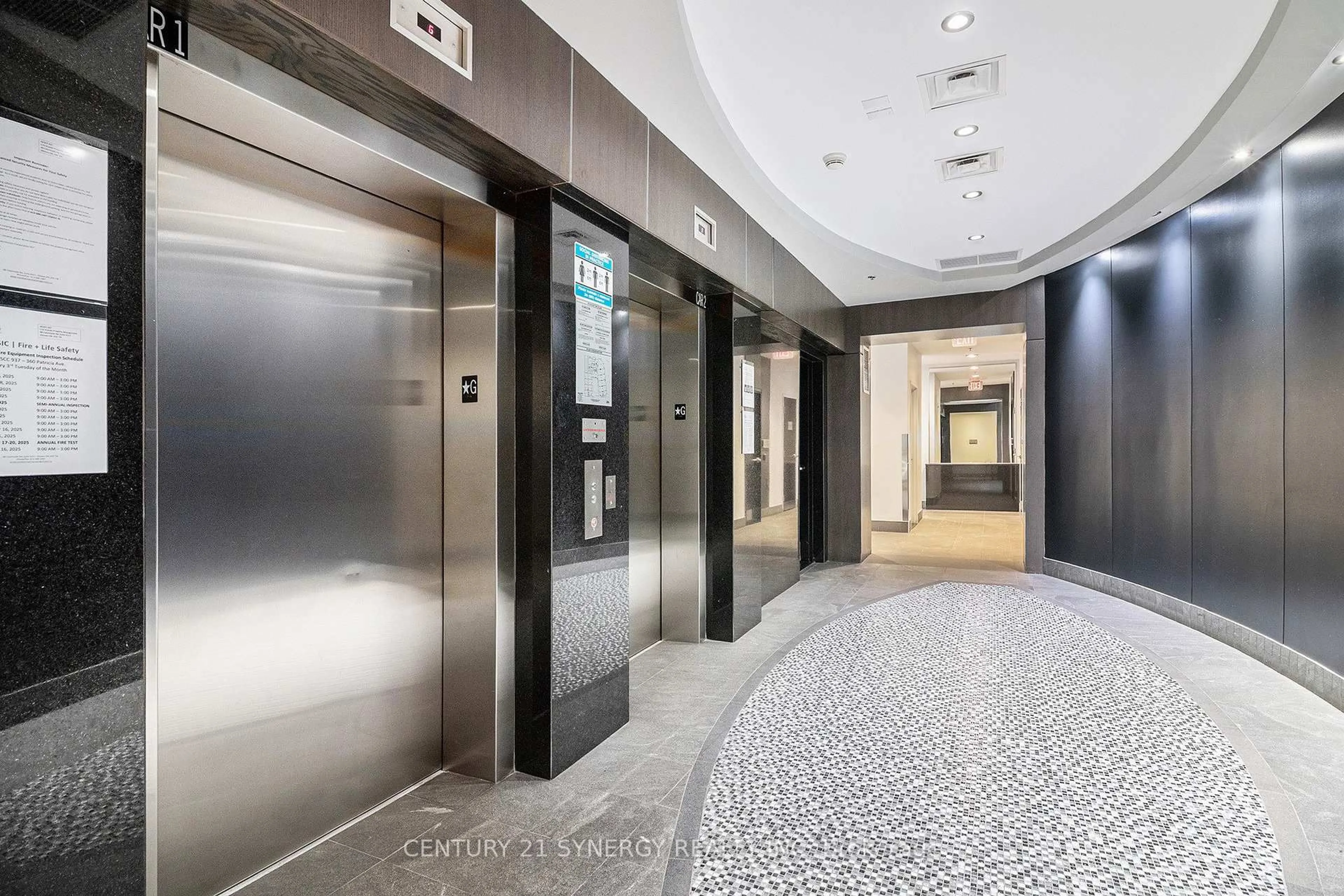 Indoor foyer for 360 Patricia Ave #814, Ottawa Ontario K1Z 0A8