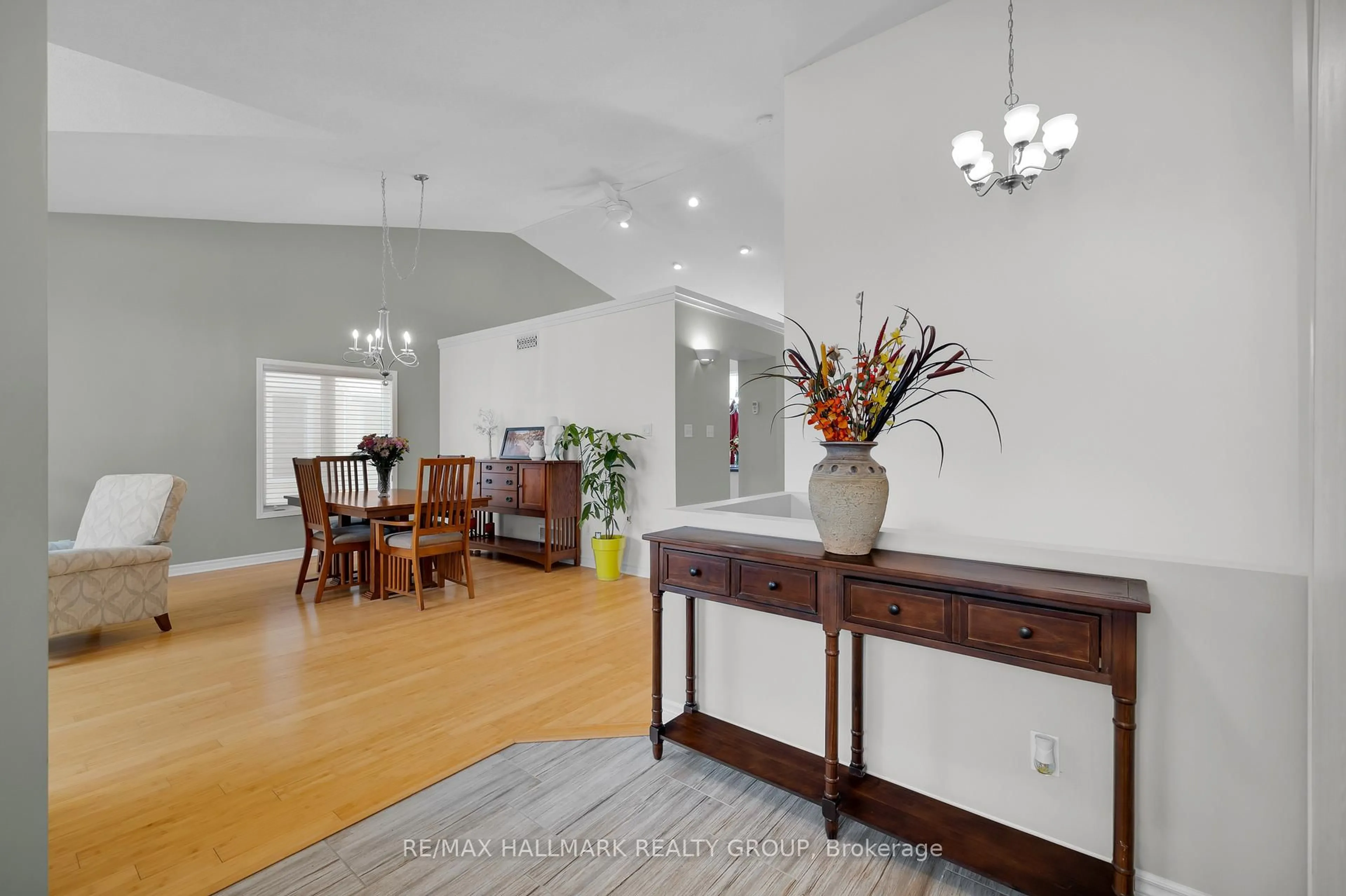 Indoor foyer for 813 Galleria Circ, Ottawa Ontario K4A 4Z4