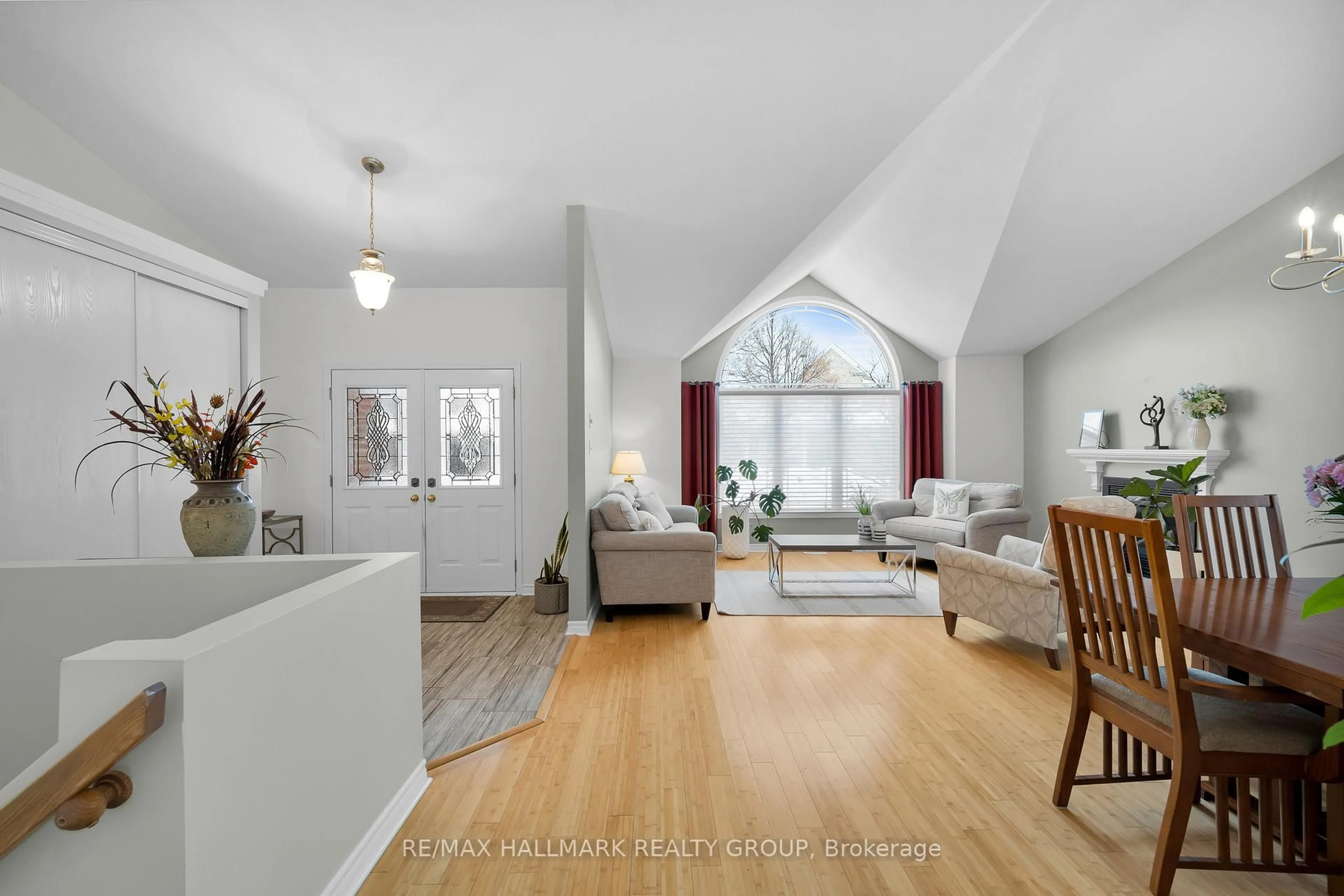 Living room with furniture, unknown for 813 Galleria Circ, Ottawa Ontario K4A 4Z4