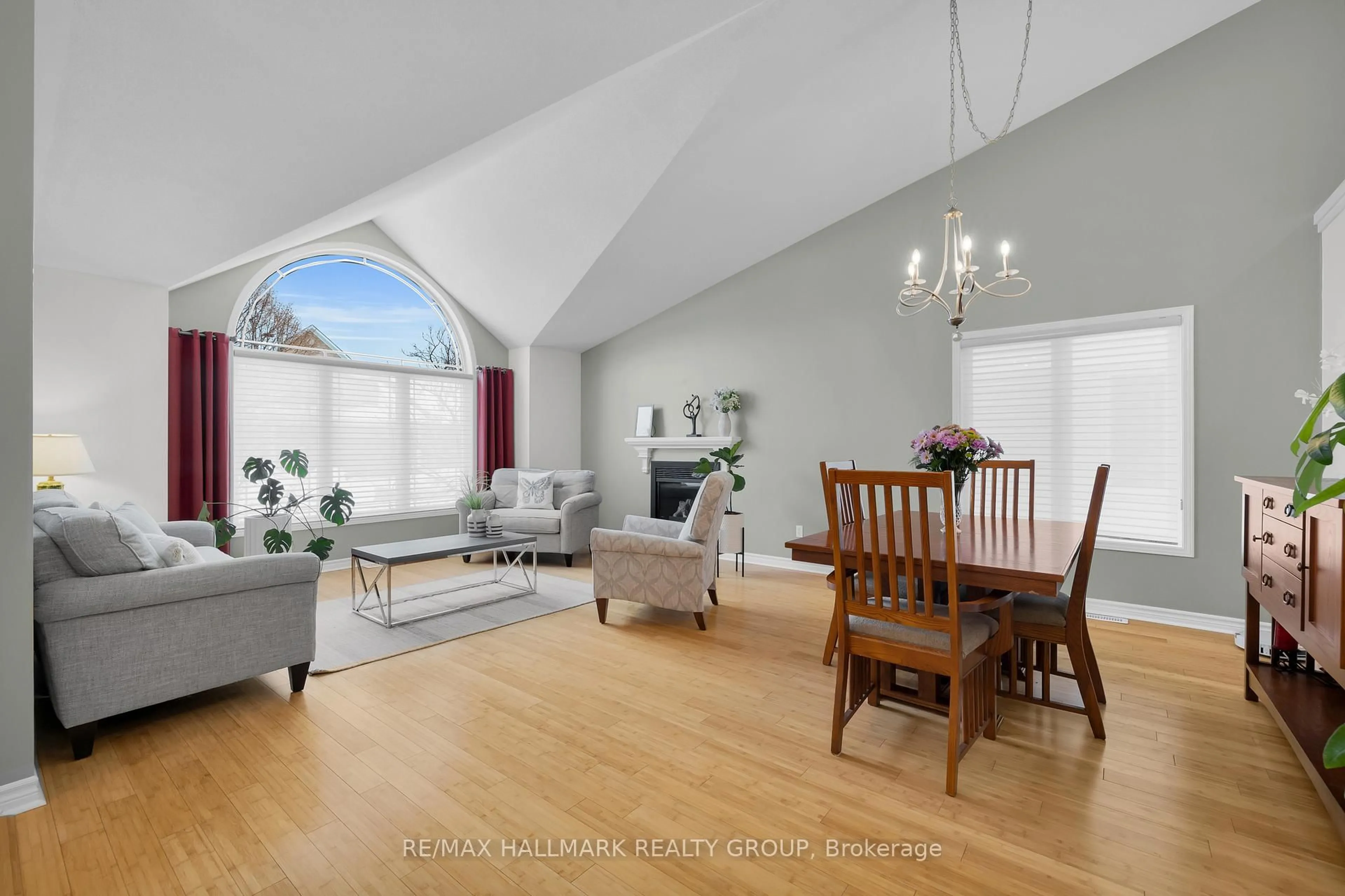 Living room with furniture, unknown for 813 Galleria Circ, Ottawa Ontario K4A 4Z4