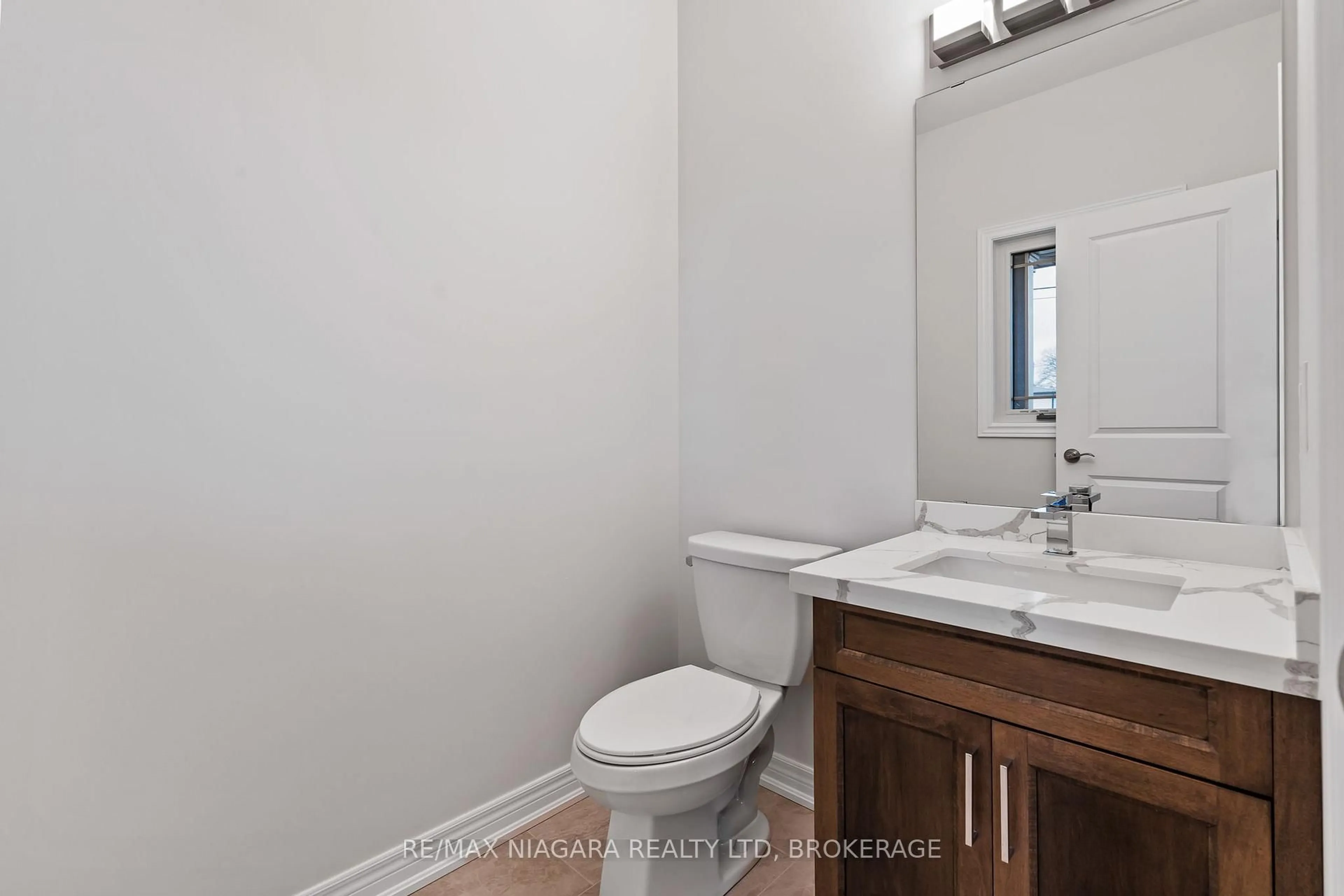 Standard bathroom, unknown for 427 Vine St #B, St. Catharines Ontario L2M 3S6