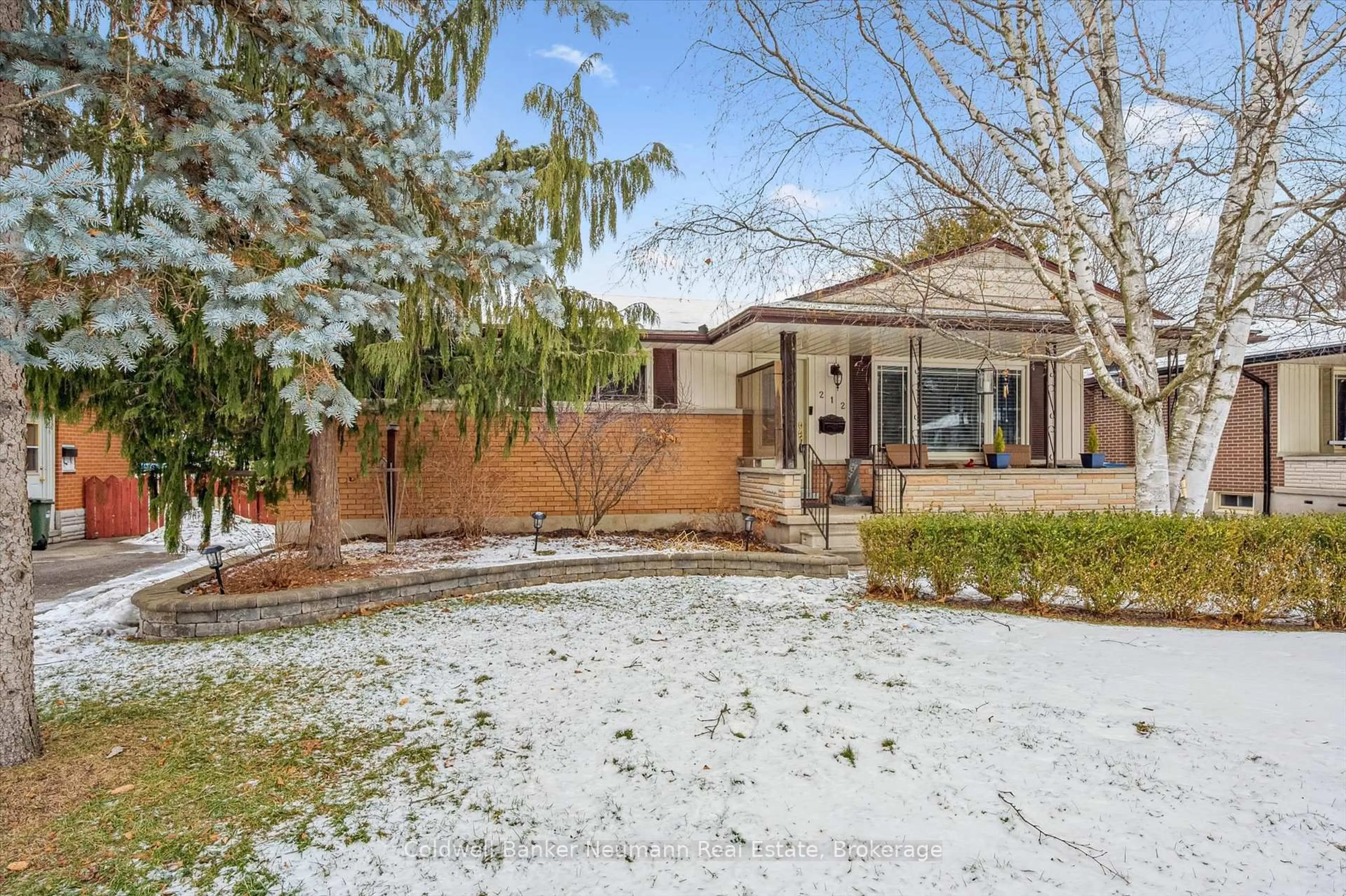 A pic from outside/outdoor area/front of a property/back of a property/a pic from drone, street for 212 Waverley Dr, Guelph Ontario N1E 1H4