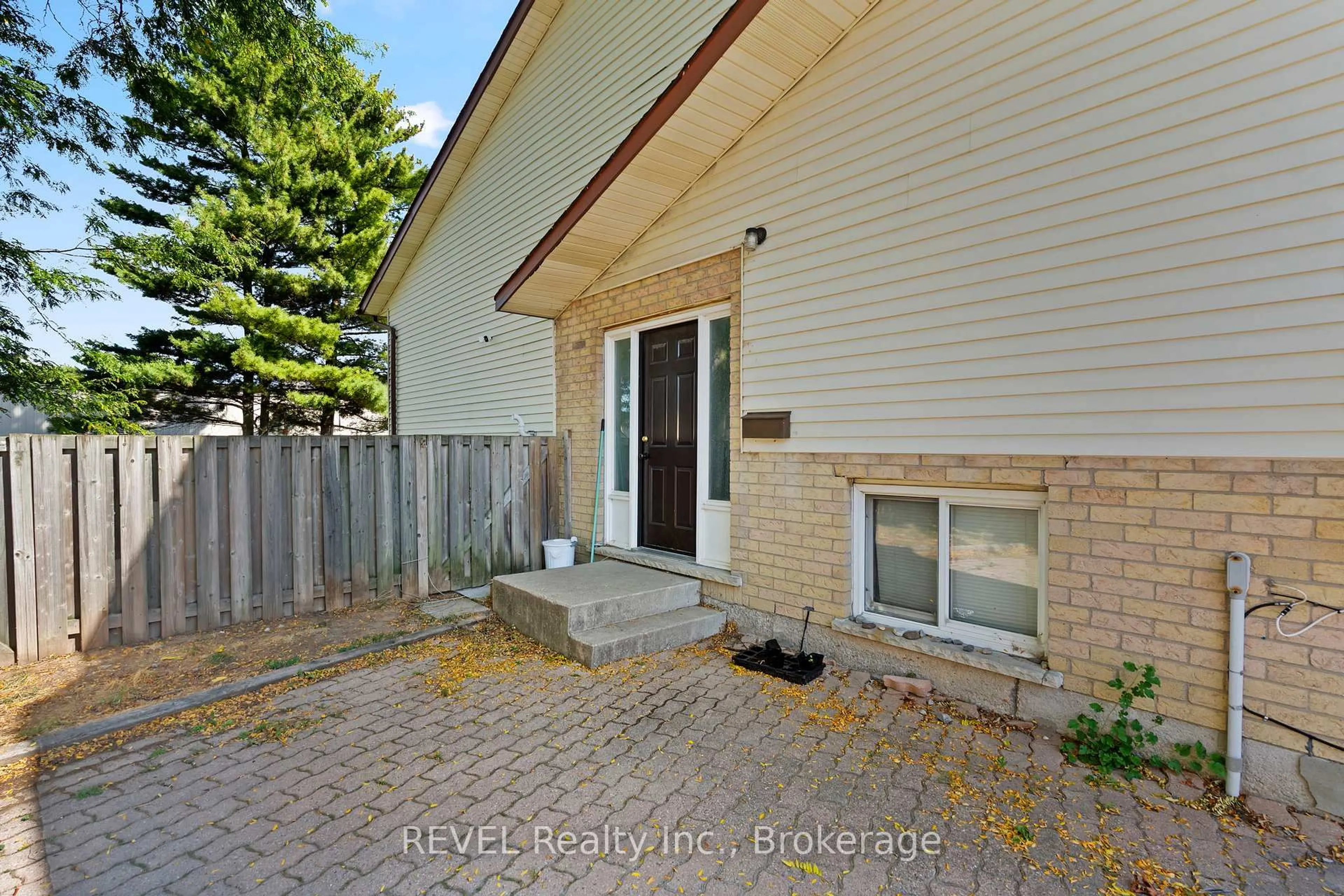 Patio, street for 26 Vintage Cres, St. Catharines Ontario L2S 3C2