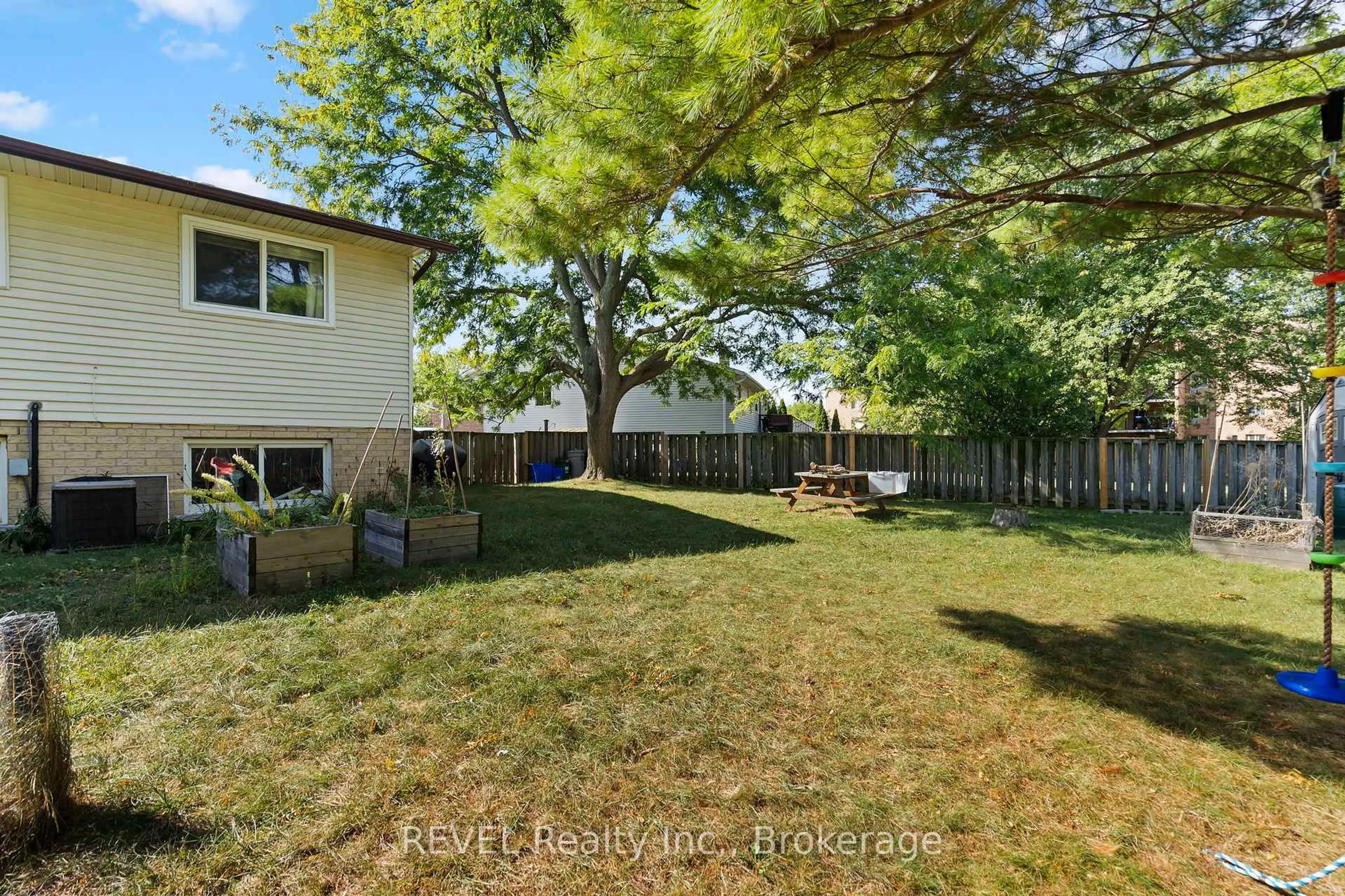 A pic from outside/outdoor area/front of a property/back of a property/a pic from drone, street for 26 Vintage Cres, St. Catharines Ontario L2S 3C2