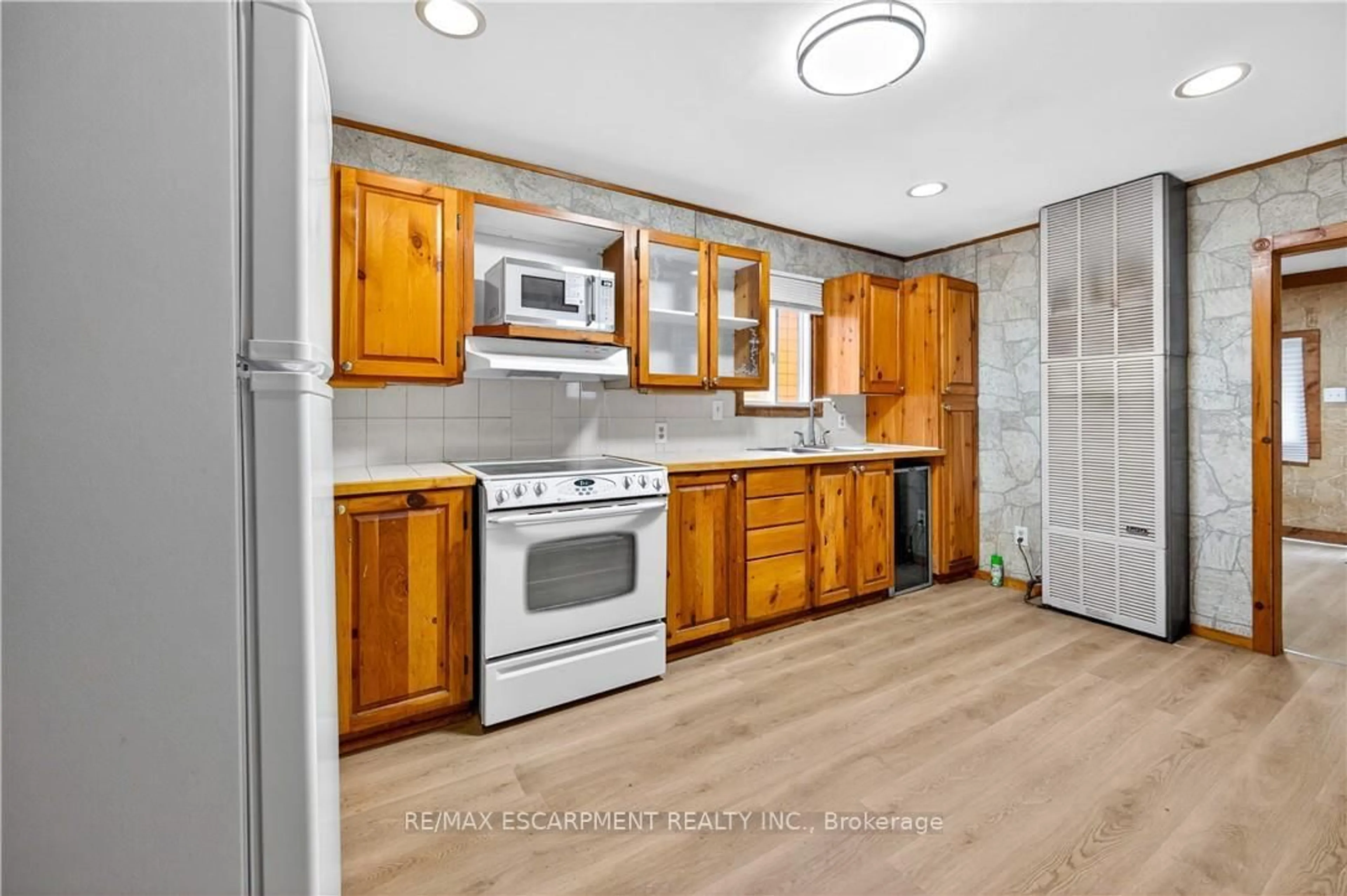 Standard kitchen, unknown for 544 Quebec St, Hamilton Ontario L8H 6V4