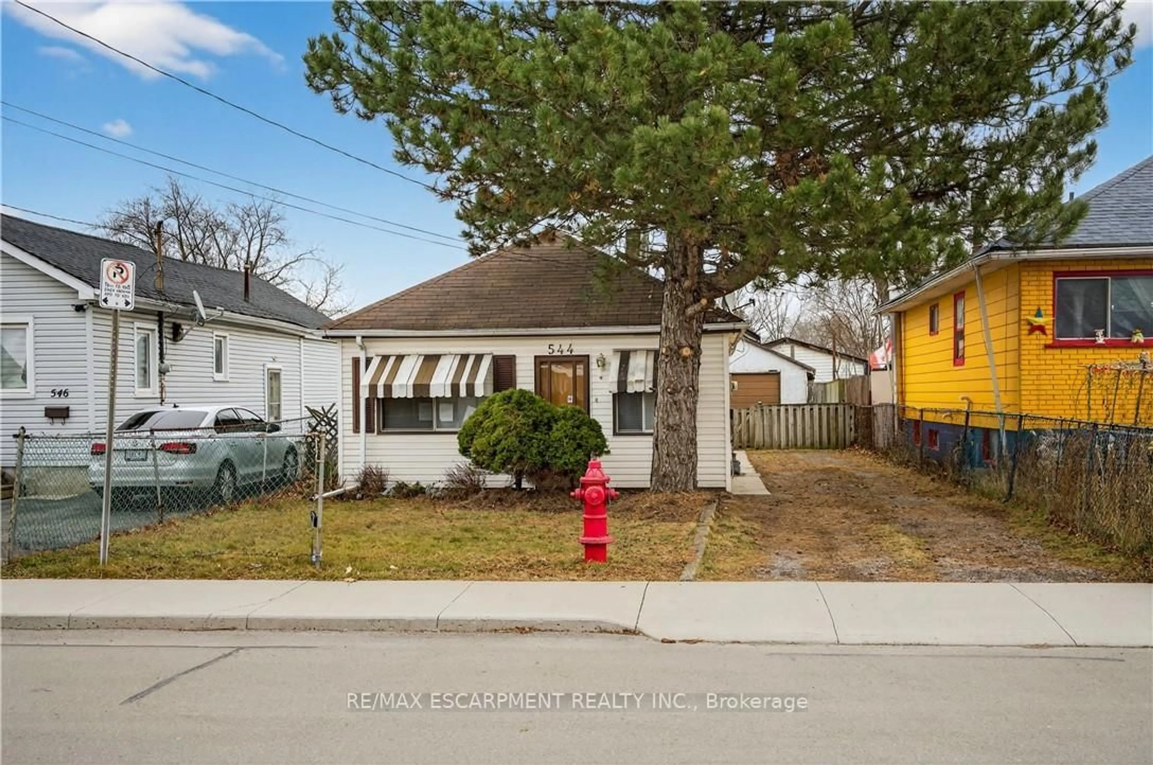 A pic from outside/outdoor area/front of a property/back of a property/a pic from drone, street for 544 Quebec St, Hamilton Ontario L8H 6V4