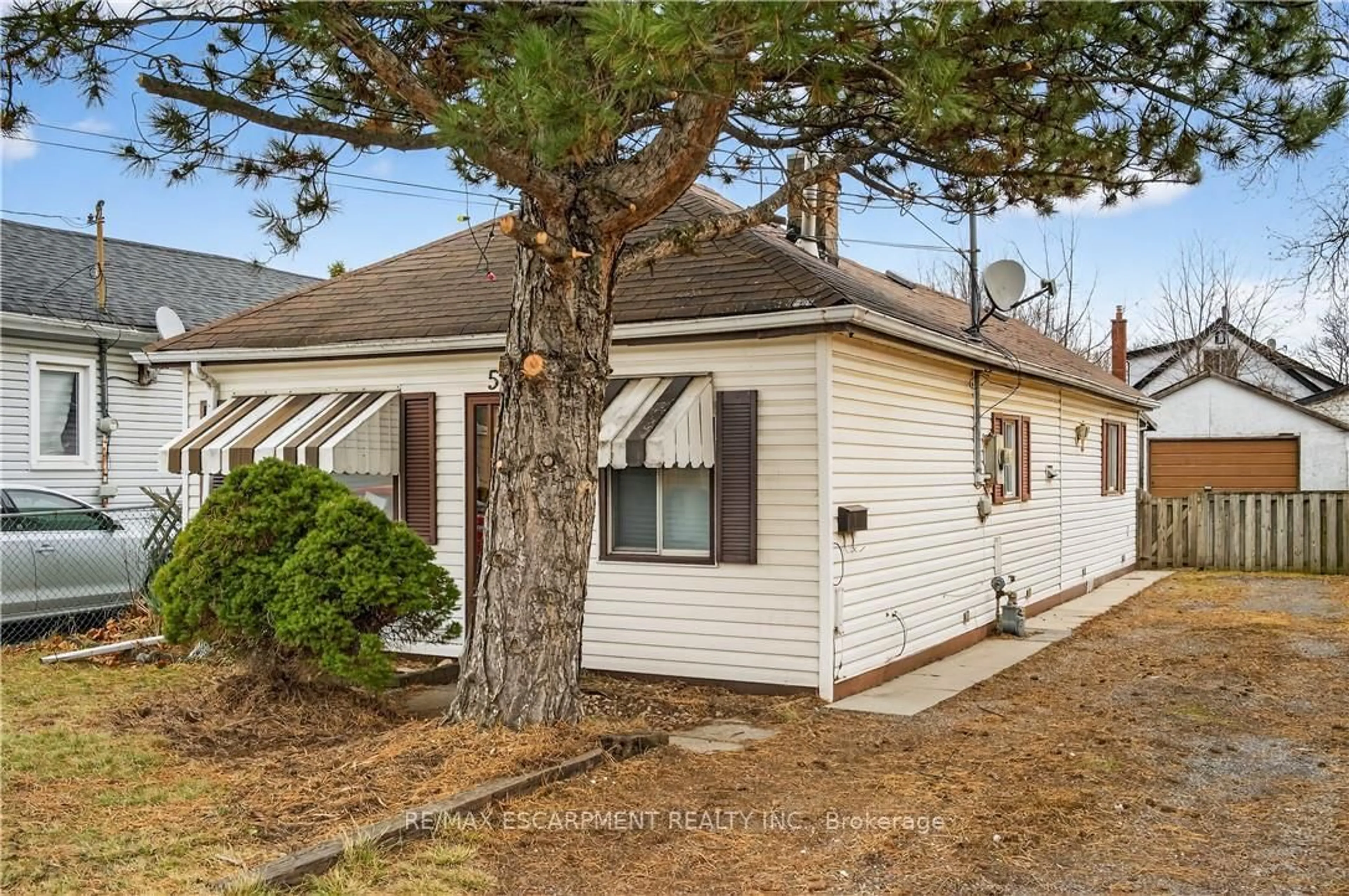 Home with vinyl exterior material, street for 544 Quebec St, Hamilton Ontario L8H 6V4