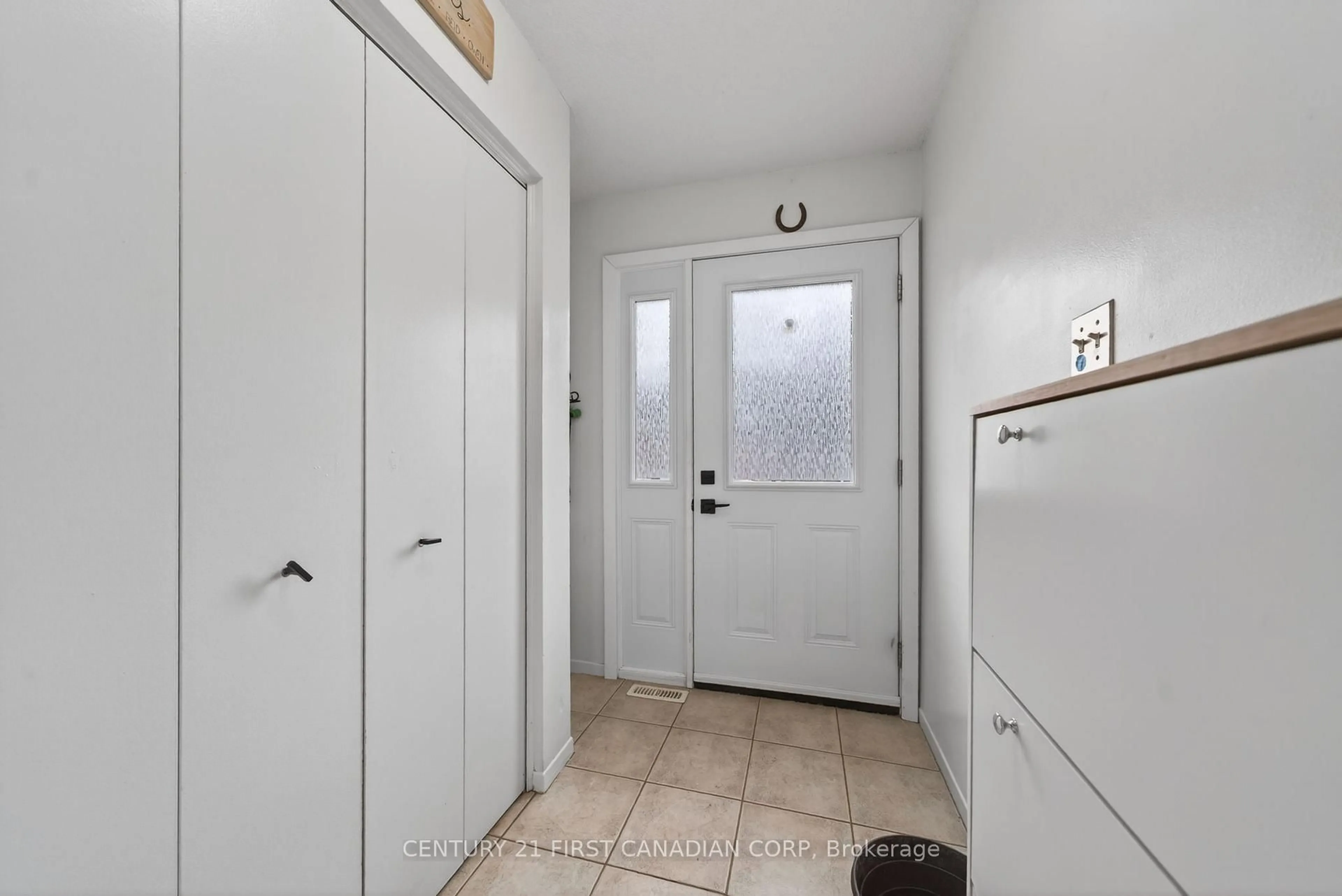 Indoor entryway for 190 Ensign Dr, London South Ontario N6J 4R7