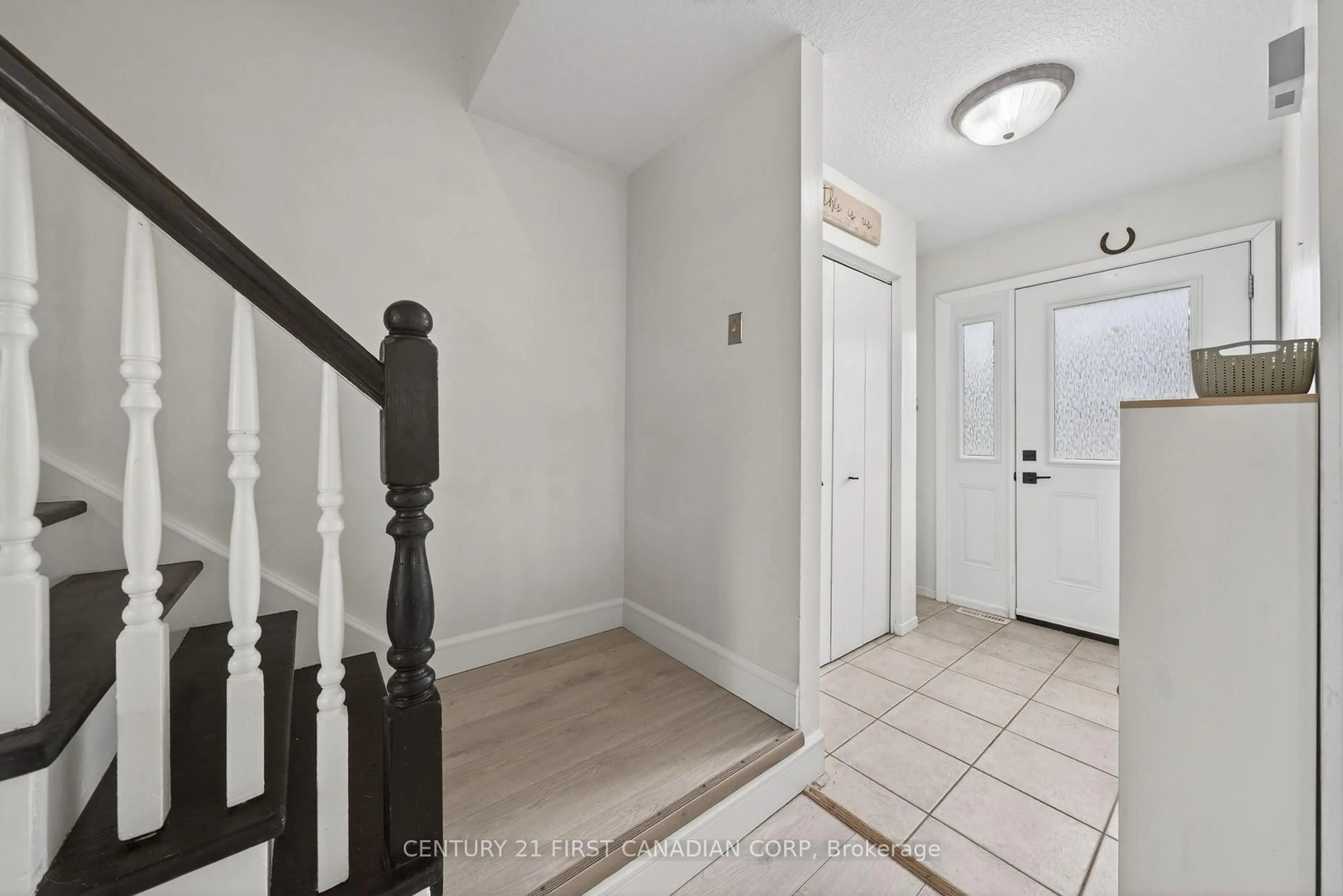Indoor entryway for 190 Ensign Dr, London South Ontario N6J 4R7