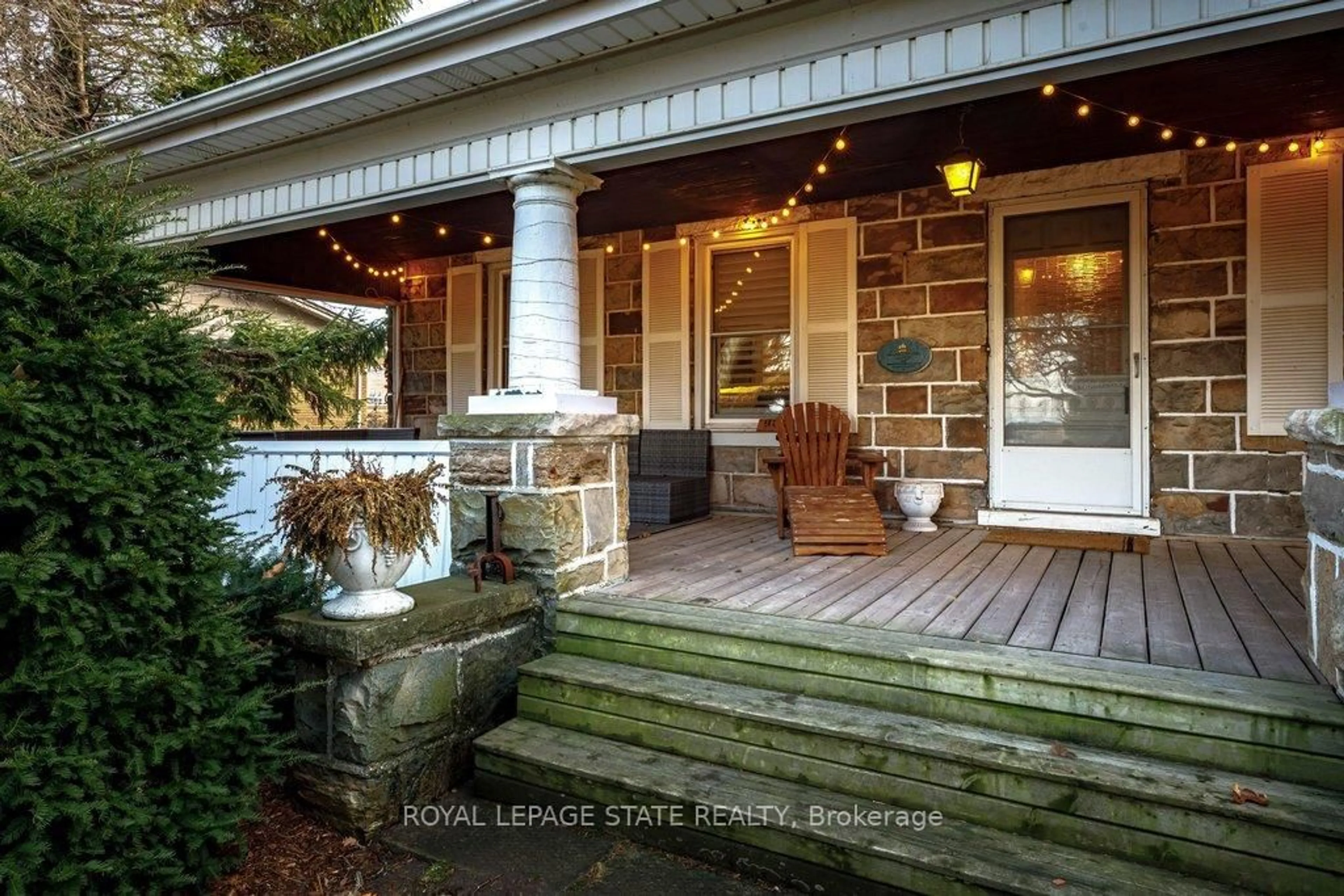 Patio, street for 982 Highway 8, Hamilton Ontario L8E 5H9