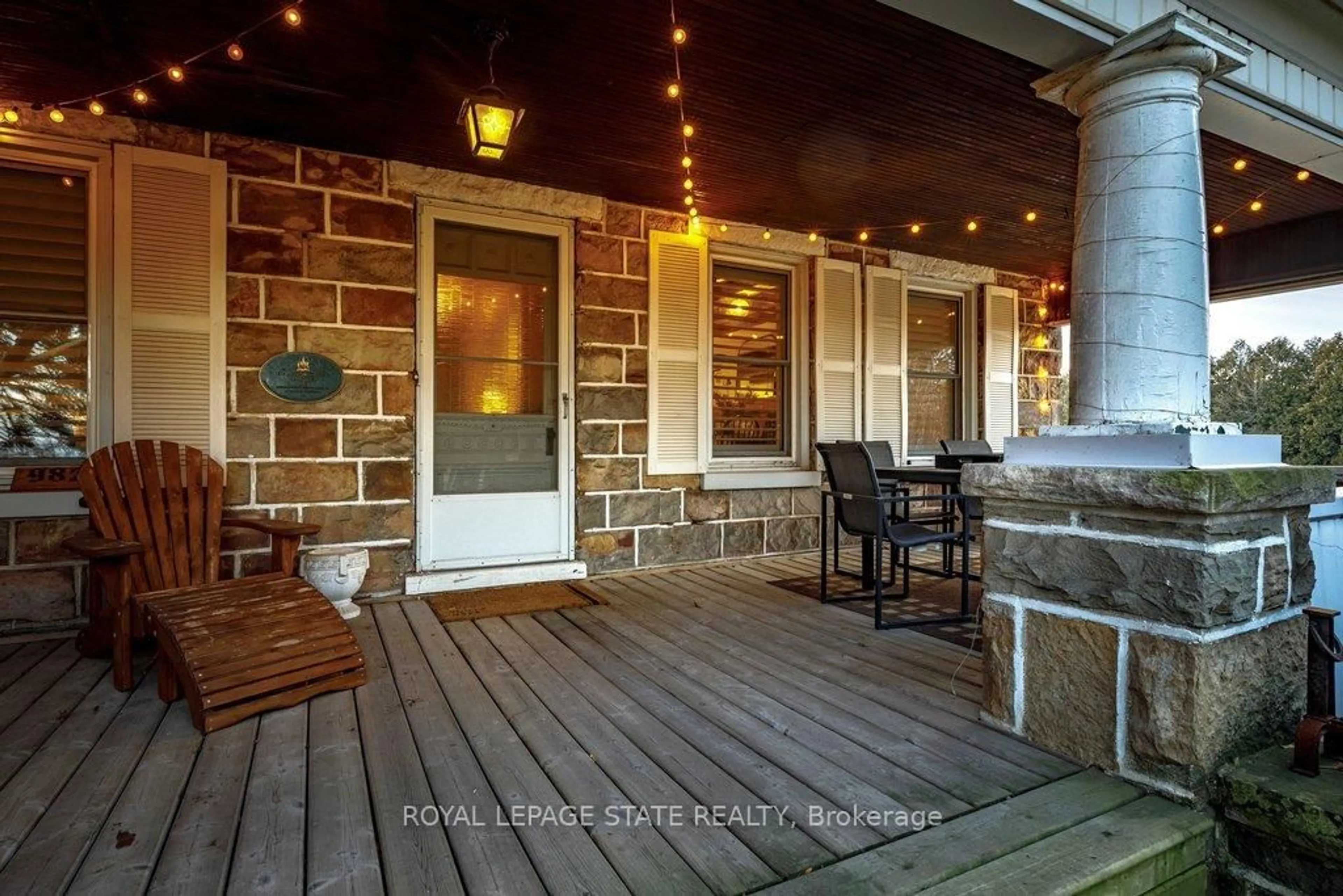 Patio, street for 982 Highway 8, Hamilton Ontario L8E 5H9