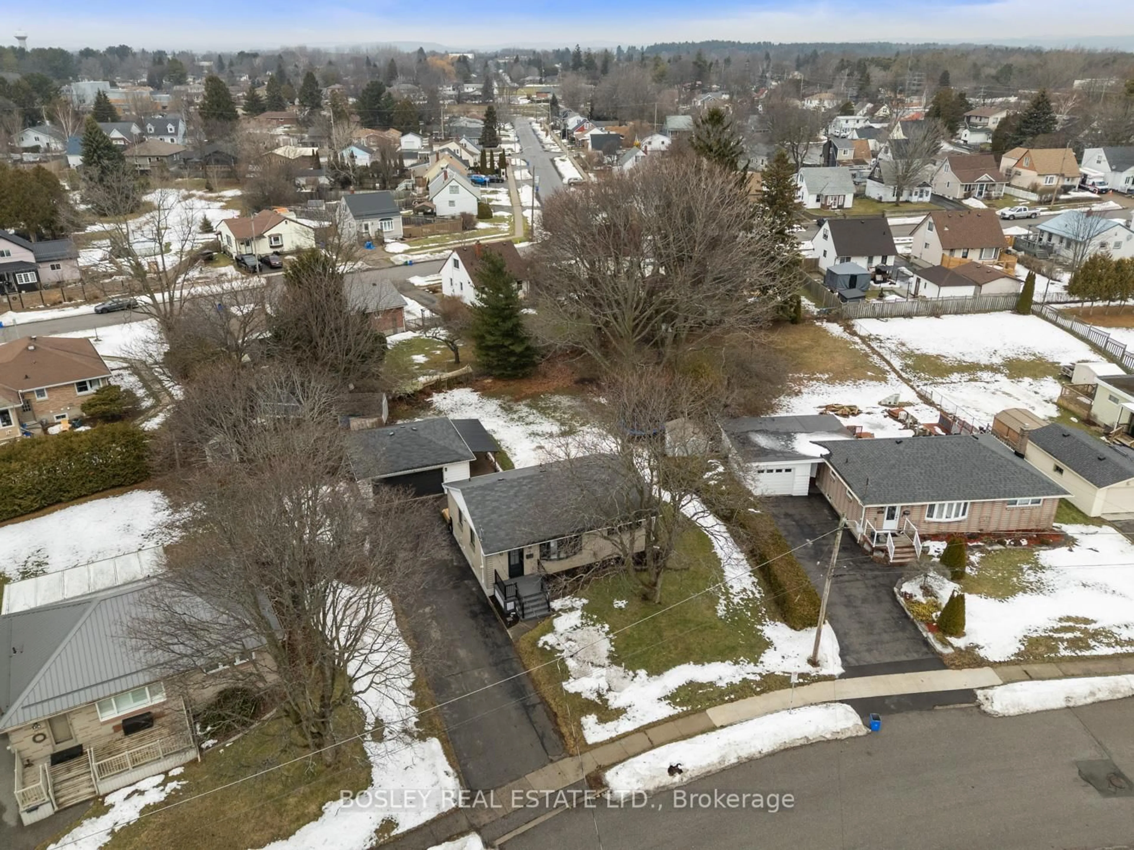 A pic from outside/outdoor area/front of a property/back of a property/a pic from drone, street for 13 Hillcrest Dr, Port Hope Ontario L1A 1Z7