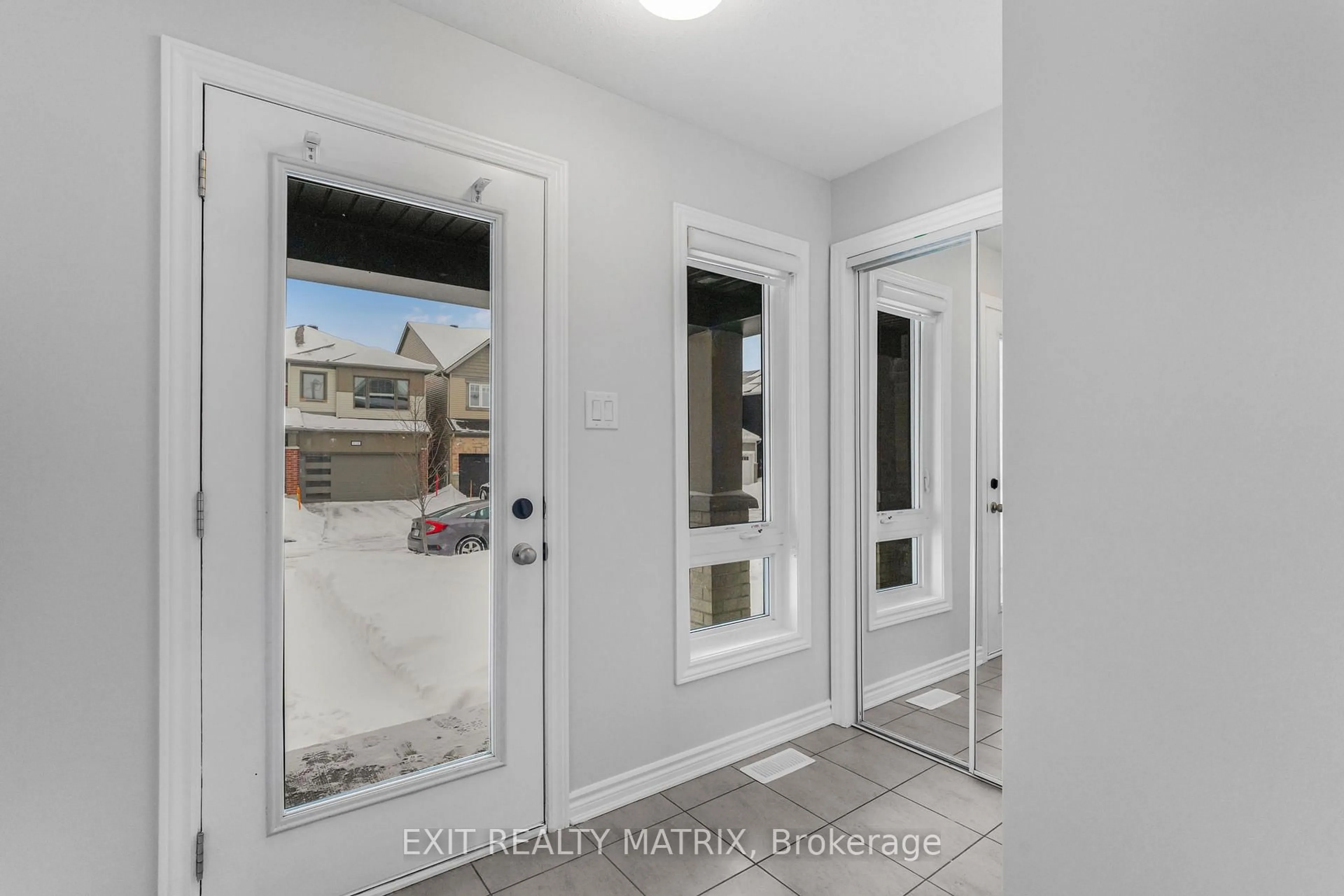Indoor entryway for 839 Henslows Circ, Ottawa Ontario K4A 5H7