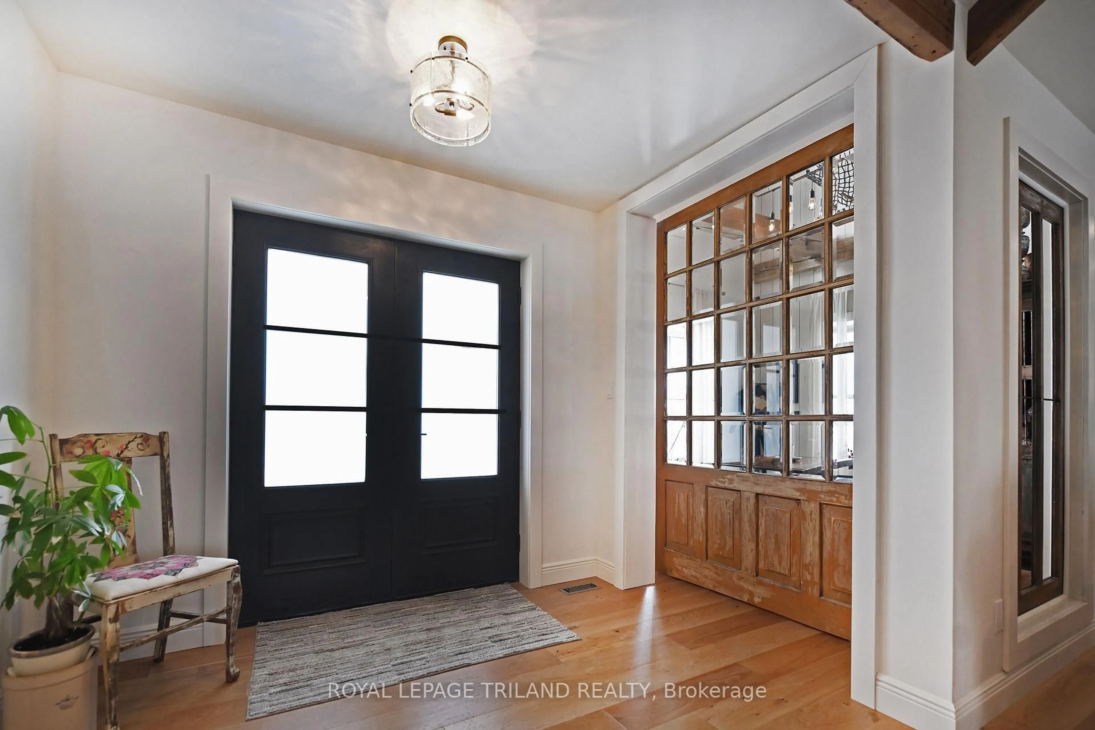 Indoor entryway for 5540 Carriage Rd, Middlesex Centre Ontario N0L 2G0