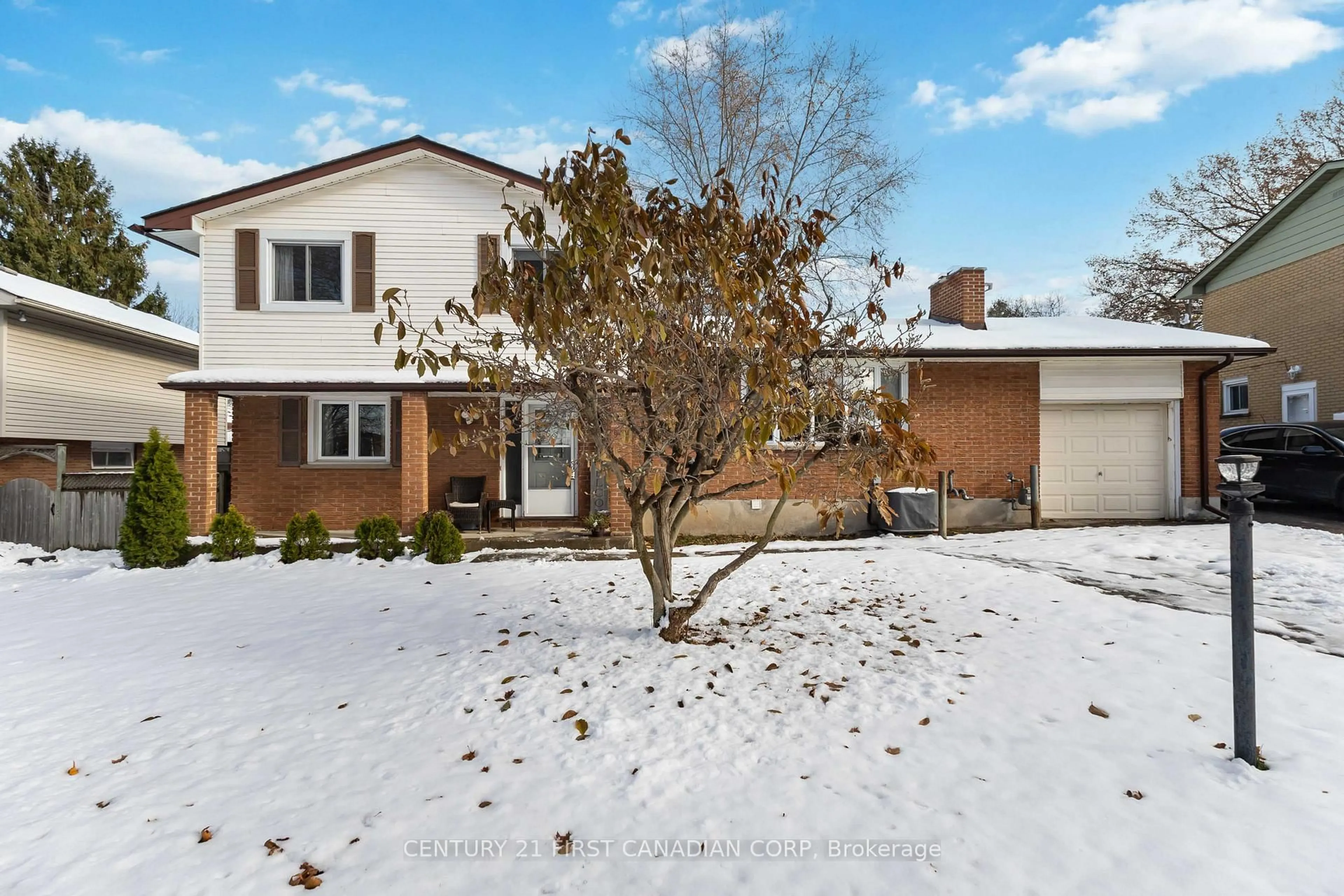 A pic from outside/outdoor area/front of a property/back of a property/a pic from drone, street for 628 Viscount Rd, London South Ontario N6J 2Y2
