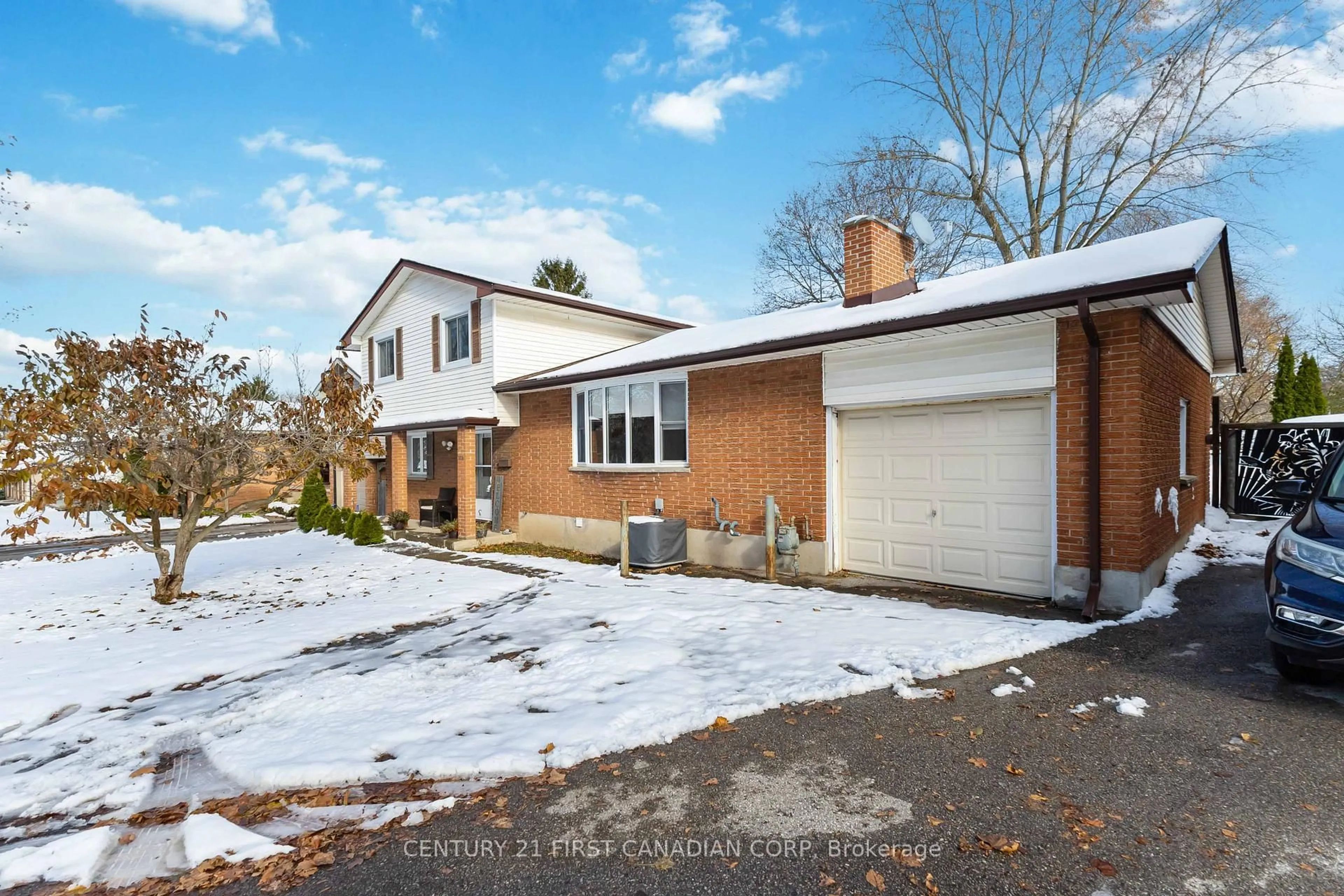 A pic from outside/outdoor area/front of a property/back of a property/a pic from drone, street for 628 Viscount Rd, London South Ontario N6J 2Y2