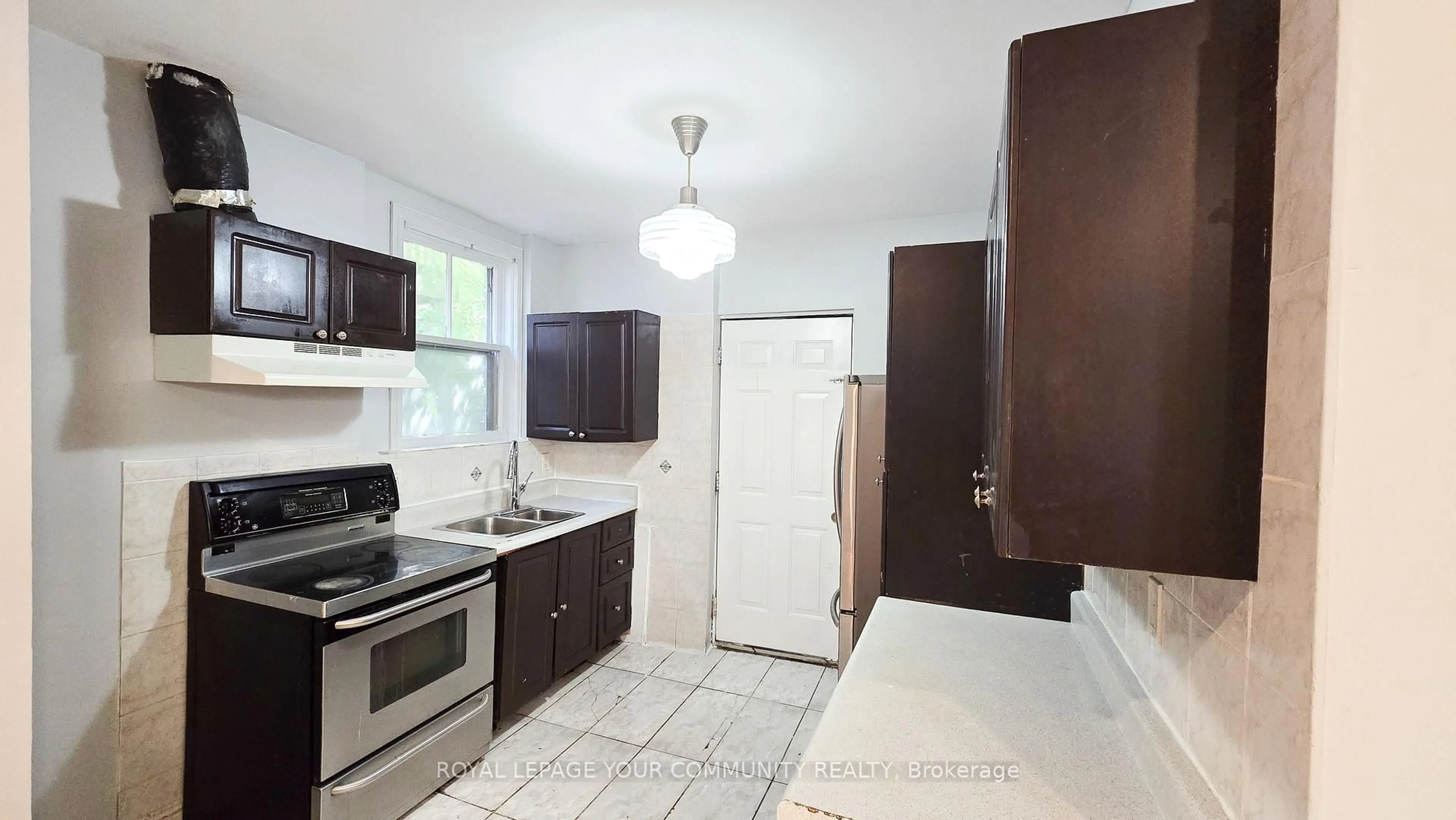 Standard kitchen, ceramic/tile floor for 455 Main St, Hamilton Ontario L8P 1K5