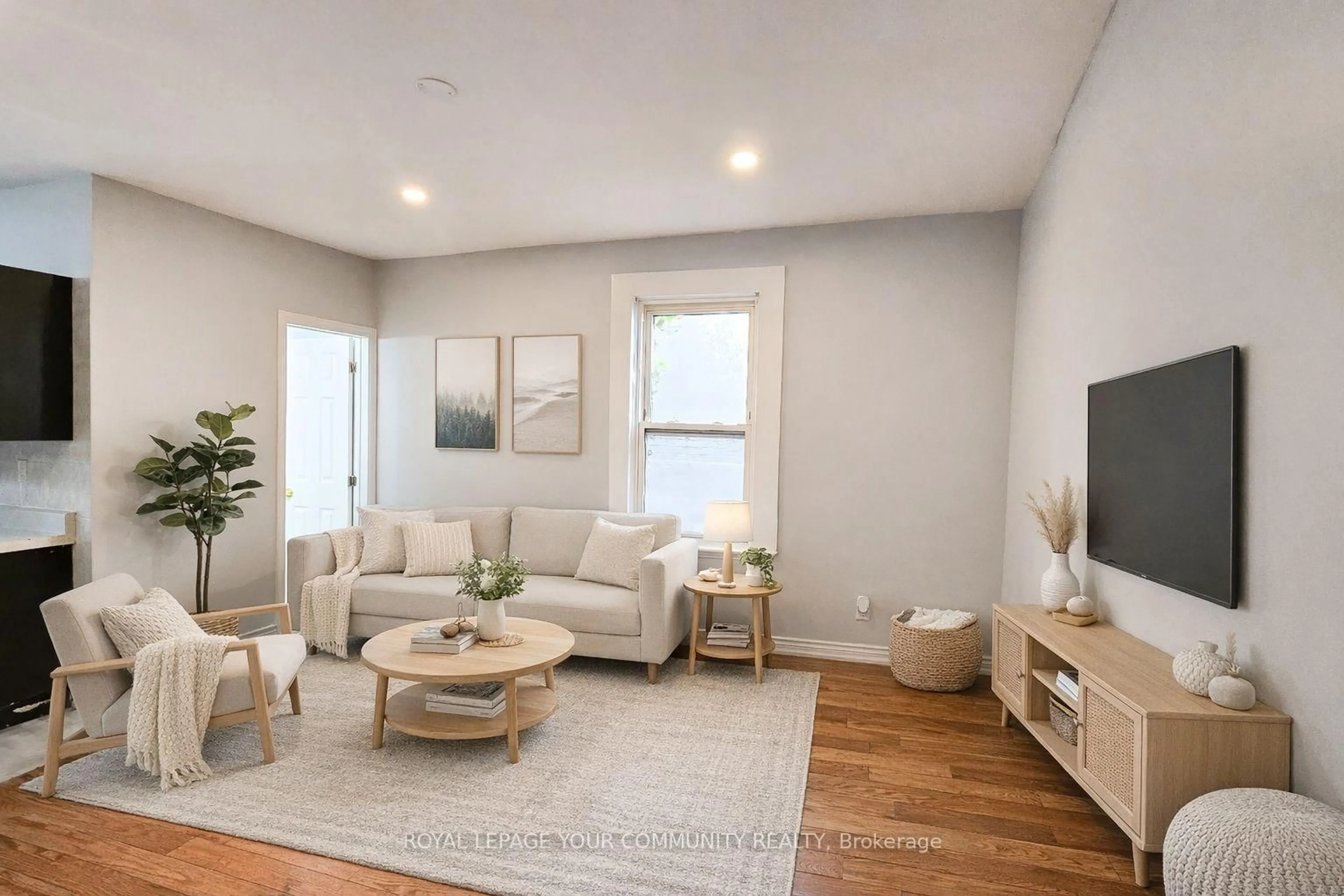 Living room with furniture, unknown for 455 Main St, Hamilton Ontario L8P 1K5