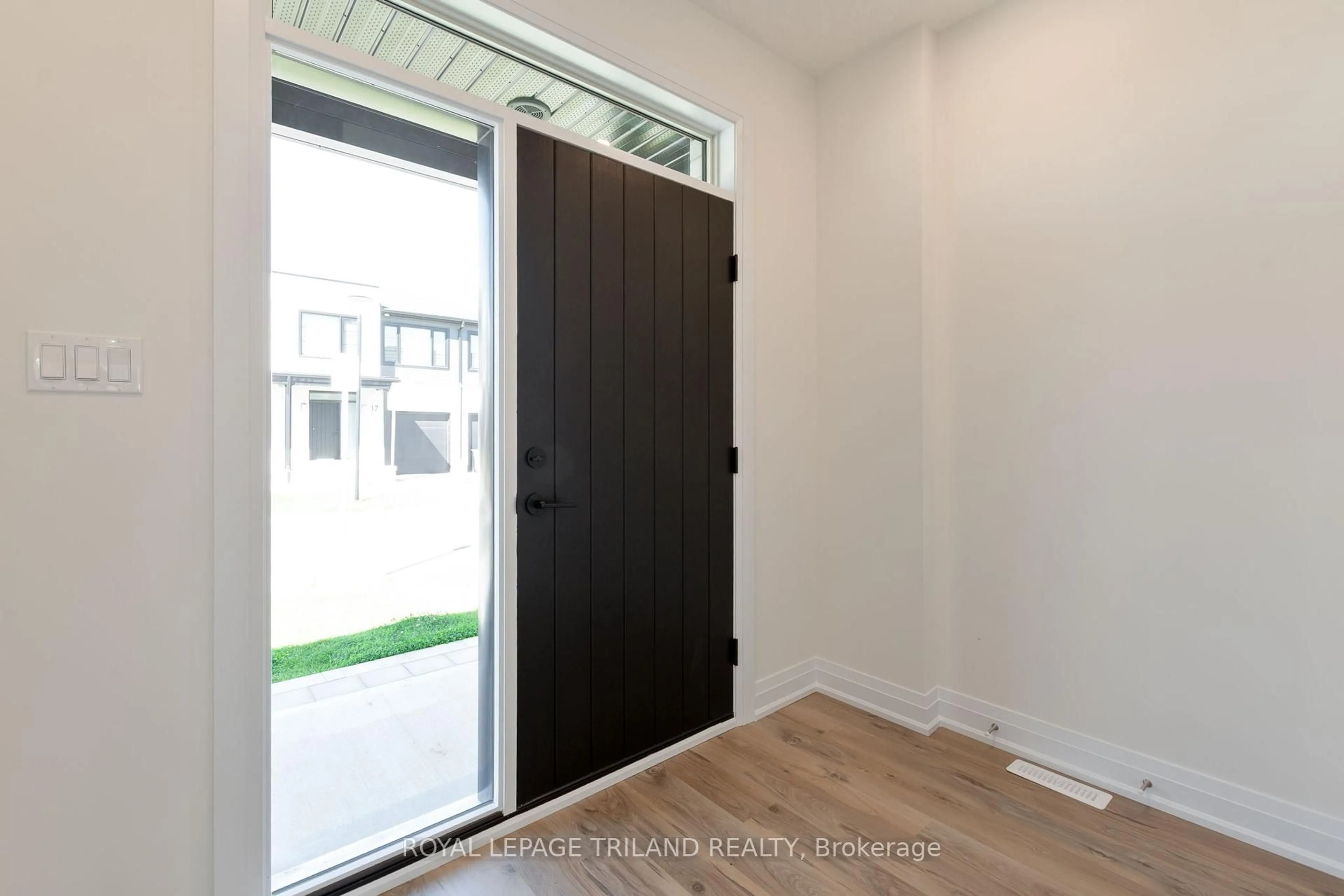 Indoor entryway for 101 SWALES Ave #20, Strathroy-Caradoc Ontario N7G 0C1