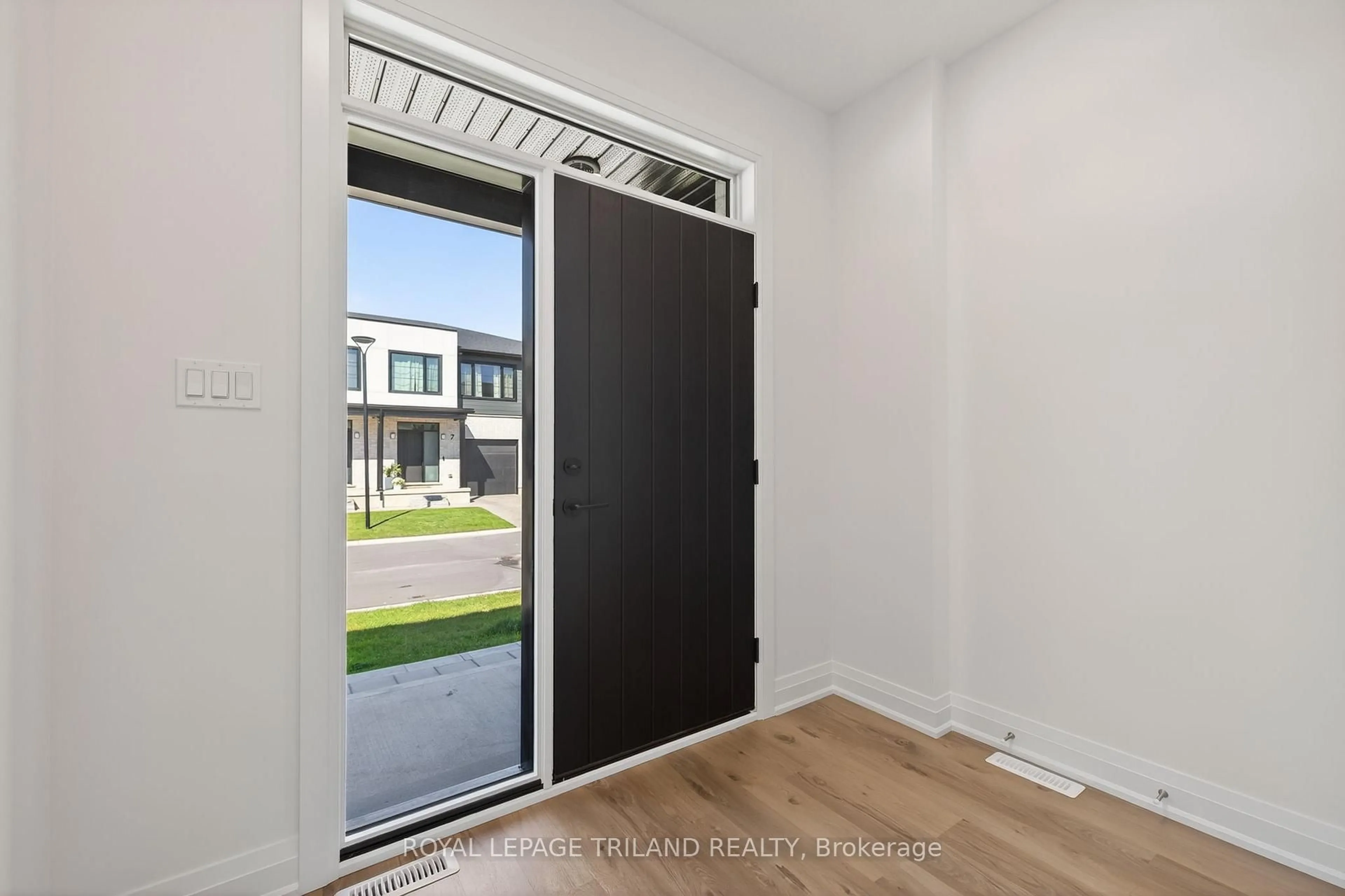 Indoor entryway for 101 SWALES Ave #10, Strathroy-Caradoc Ontario N7G 0C1