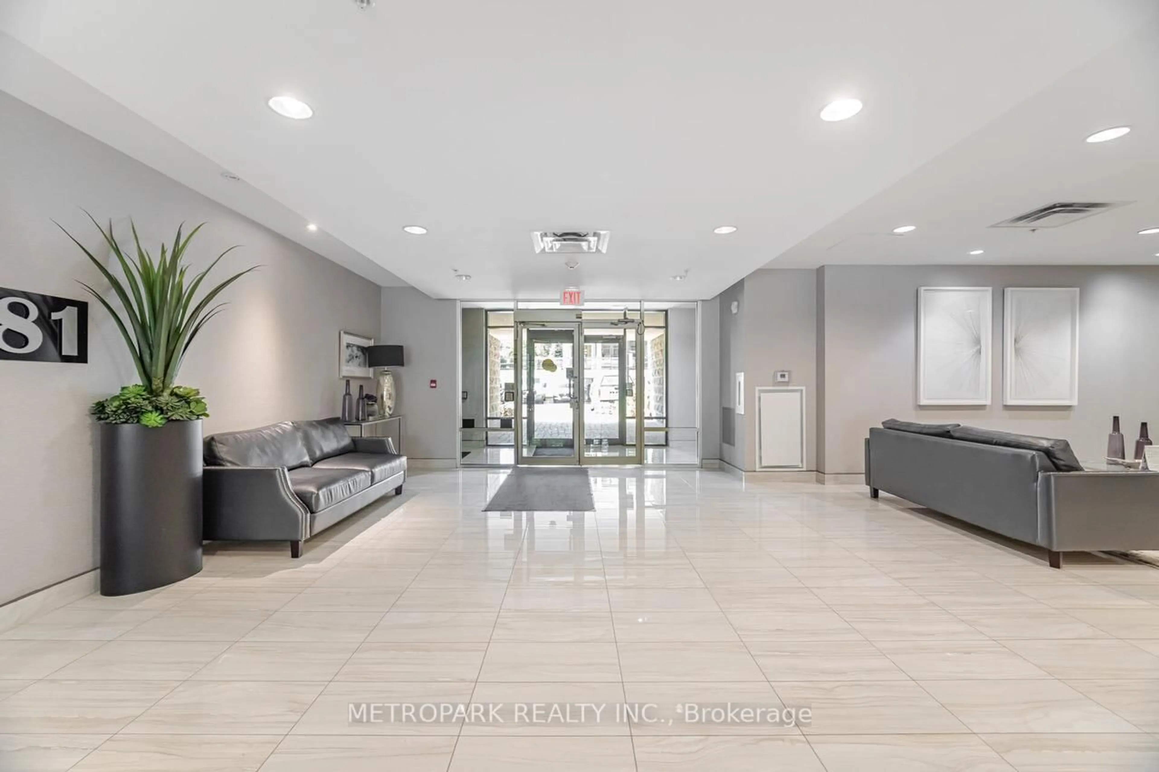 Indoor foyer for 85 Robinson St #102, Hamilton Ontario L8P 0B9