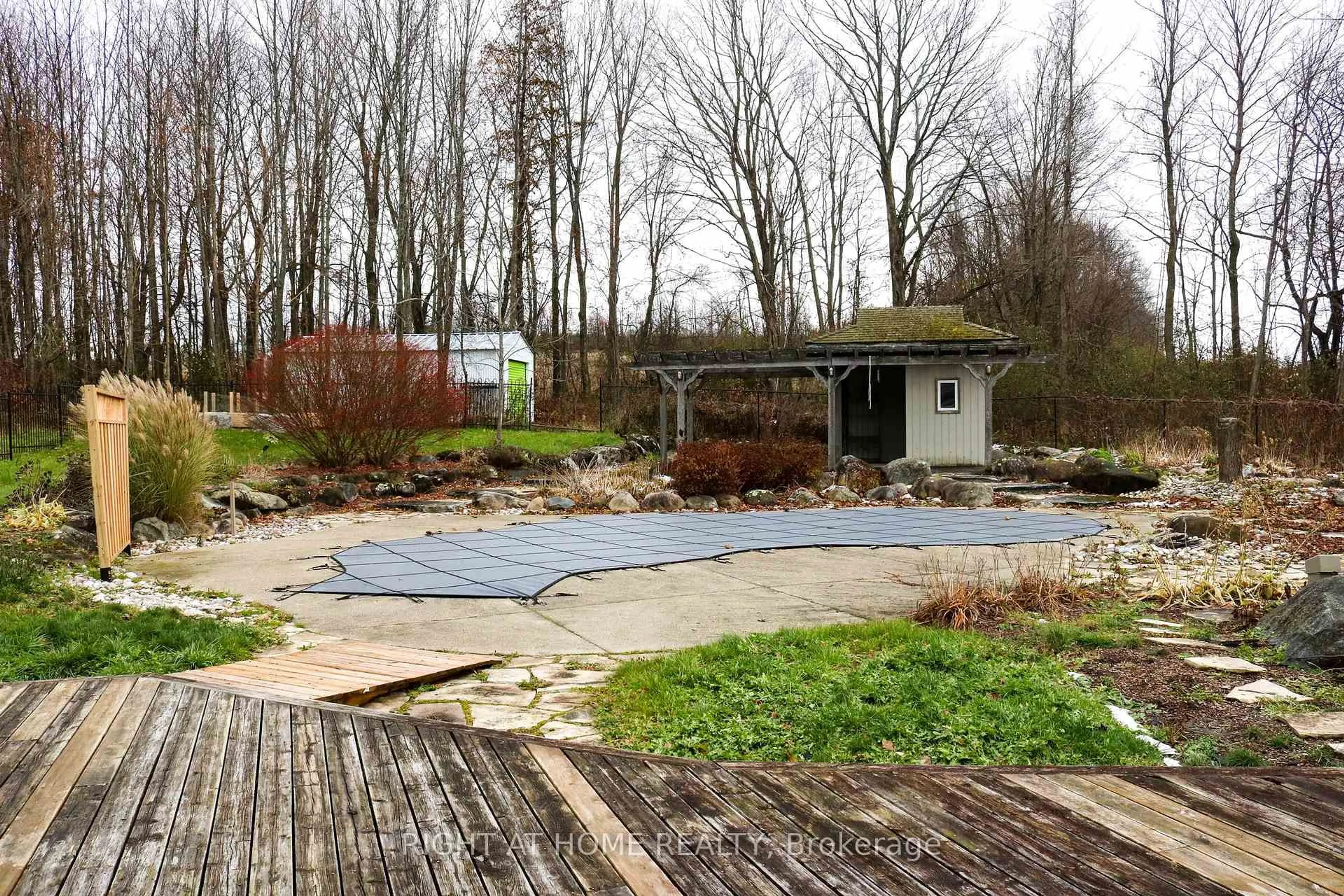 Patio, street for 196 Summit View Crt, Blue Mountains Ontario N0H 1J0