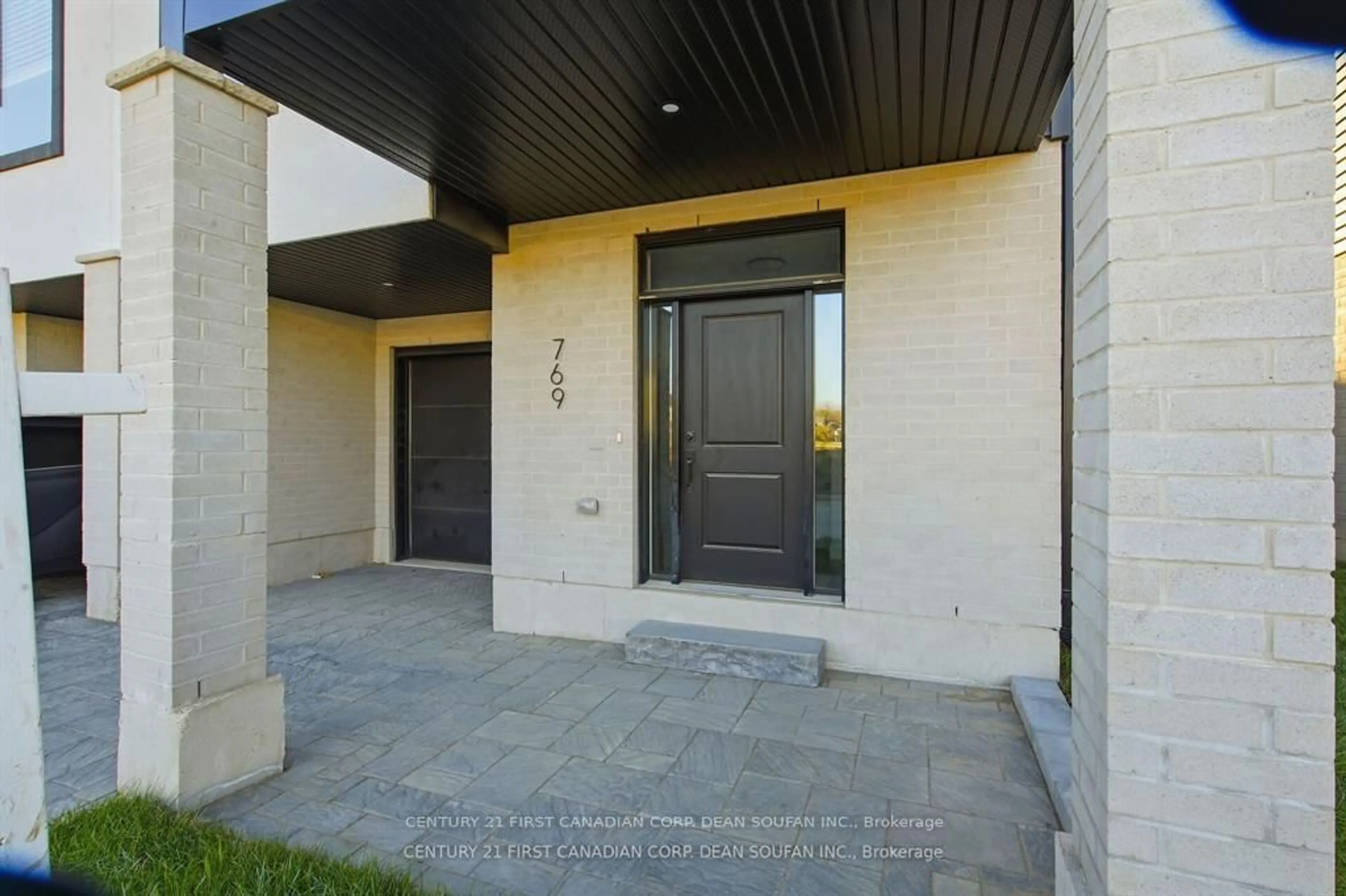 Indoor entryway for 769 BANYAN Lane, London North Ontario N6G 5B1