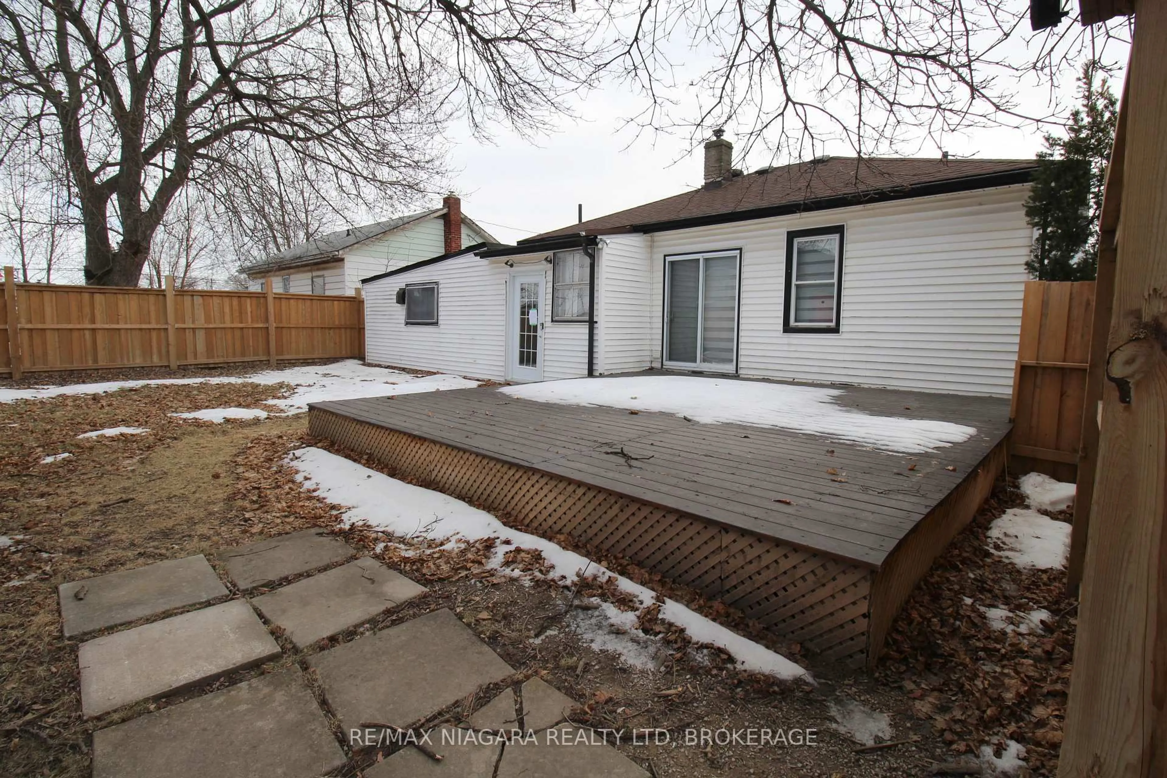 A pic from outside/outdoor area/front of a property/back of a property/a pic from drone, street for 9 Inglewood Rd, St. Catharines Ontario L2P 2C3