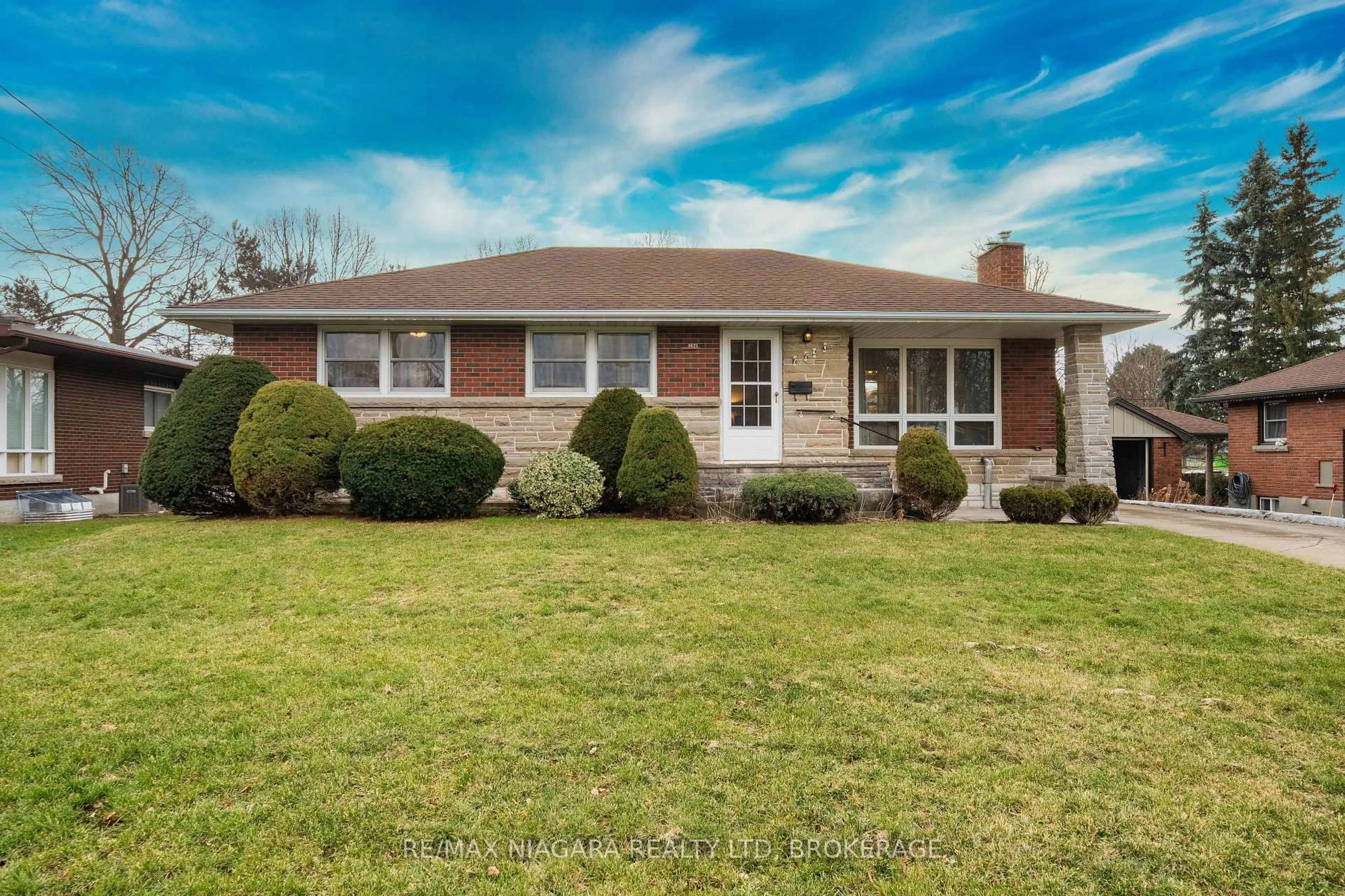 Home with vinyl exterior material, street for 6620 GLENDOONE St, Niagara Falls Ontario L2J 1E9