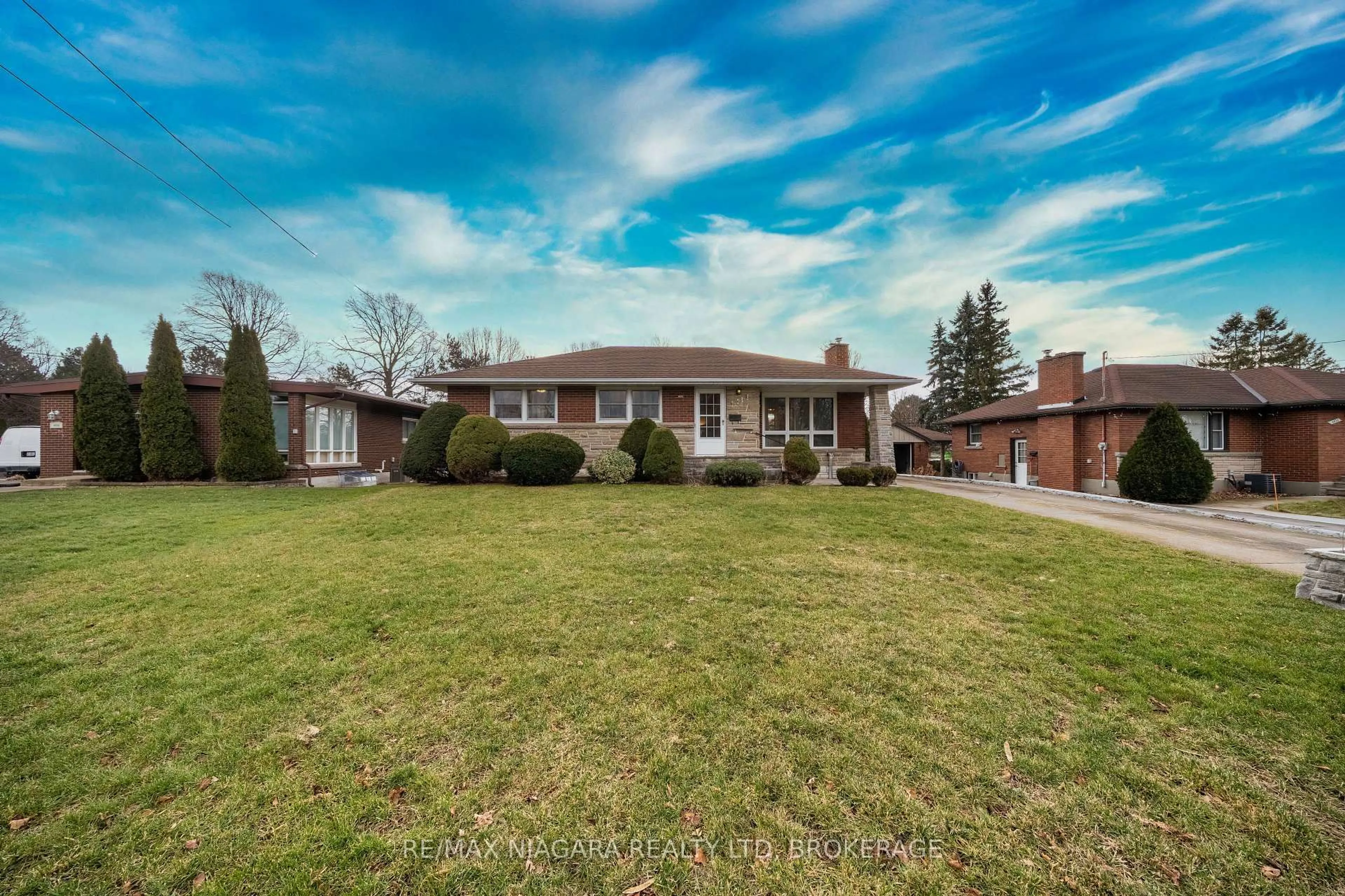 A pic from outside/outdoor area/front of a property/back of a property/a pic from drone, street for 6620 GLENDOONE St, Niagara Falls Ontario L2J 1E9