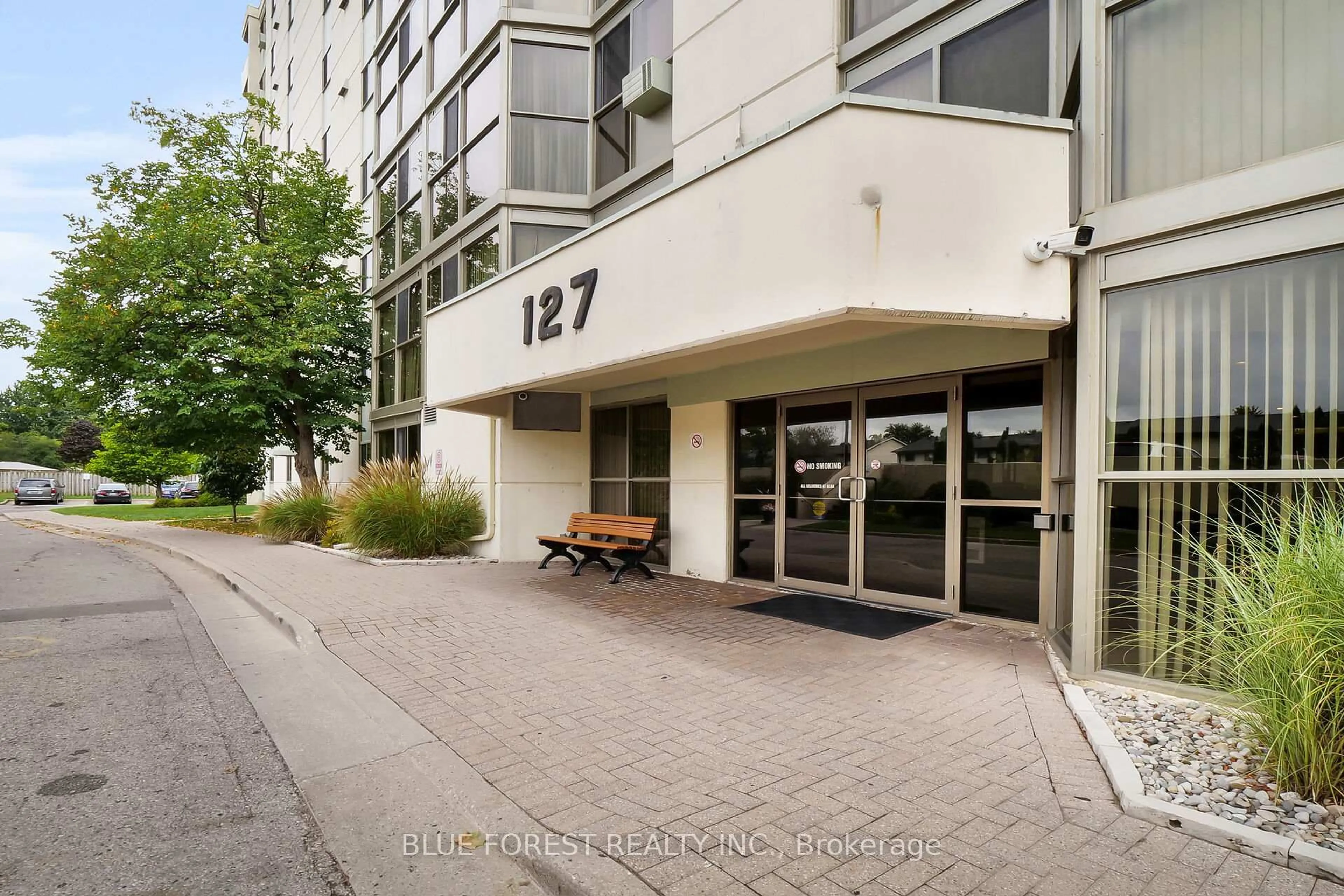 Indoor foyer for 127 Belmont Dr #909, London South Ontario N6J 4J7