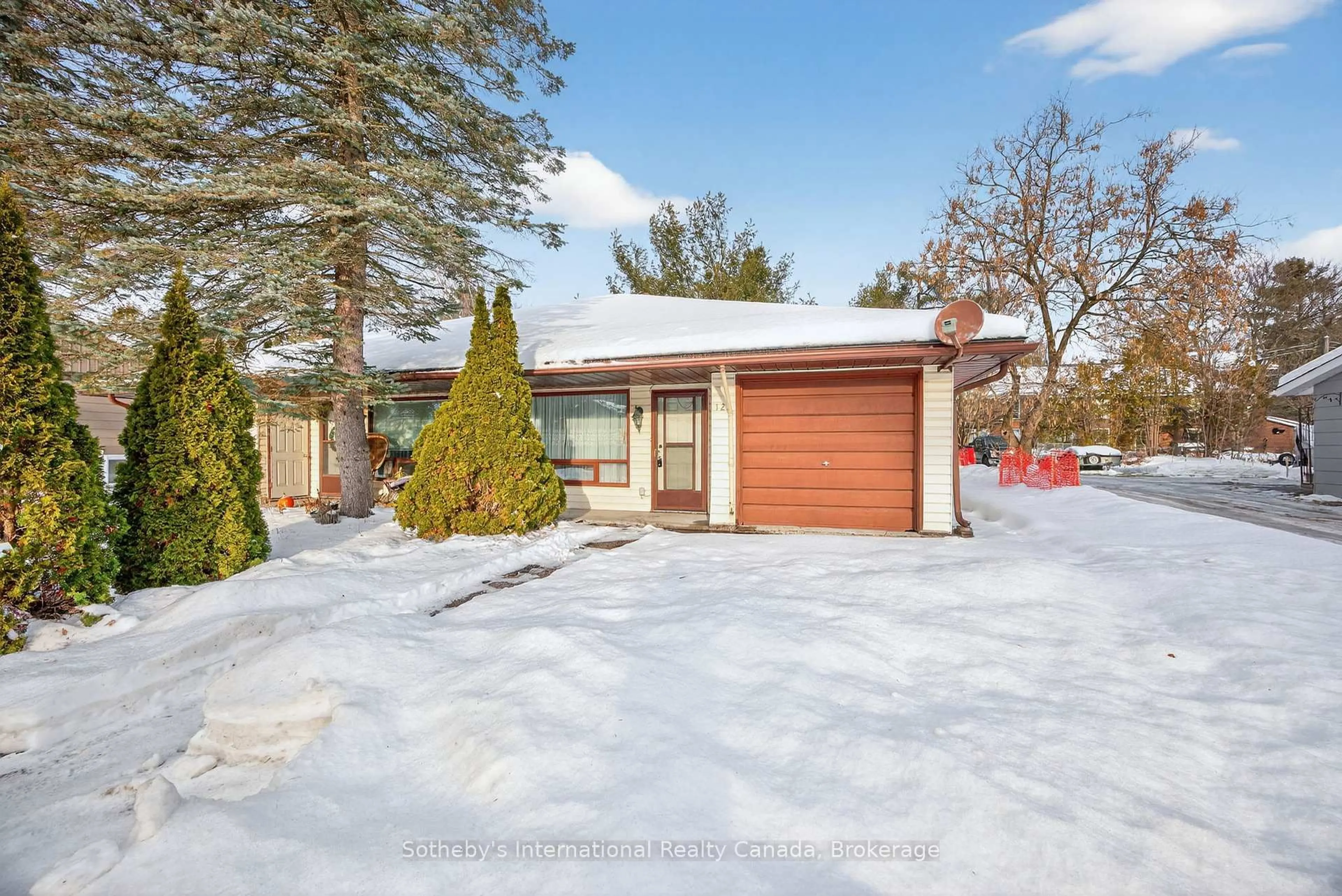 A pic from outside/outdoor area/front of a property/back of a property/a pic from drone, street for 125 Taylor Rd, Bracebridge Ontario P1L 1J5