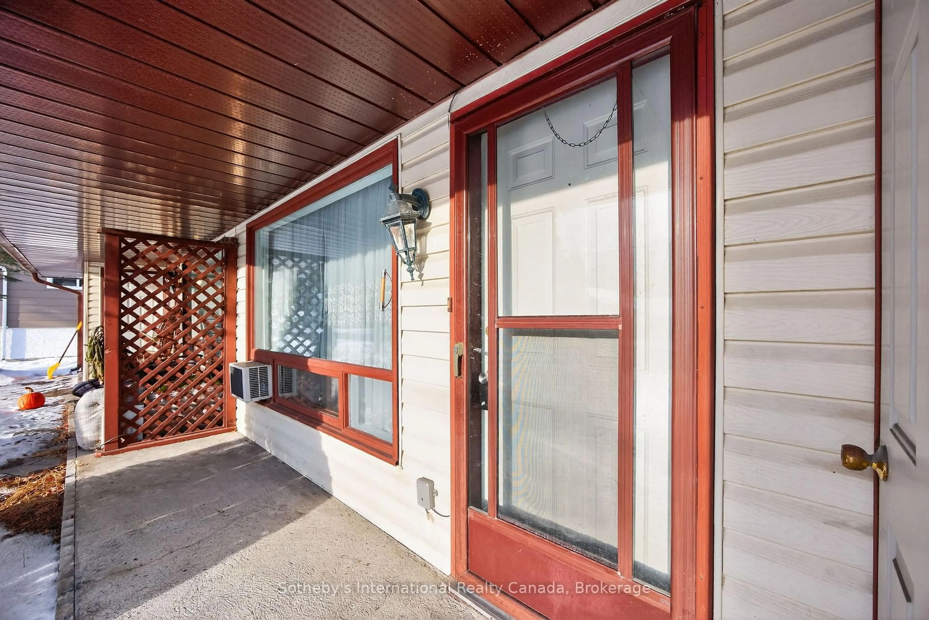 Indoor entryway for 125 Taylor Rd, Bracebridge Ontario P1L 1J5