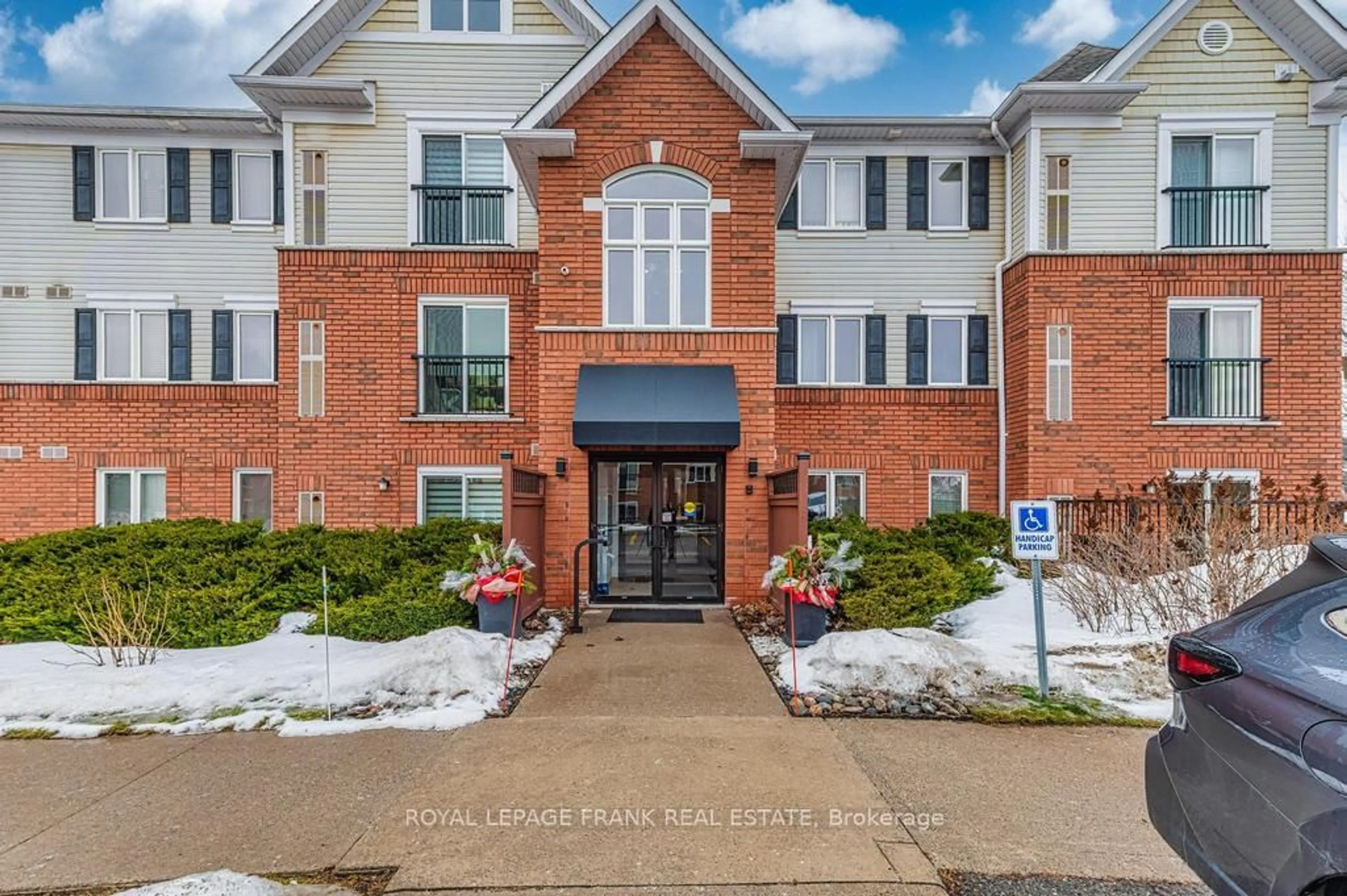 Indoor foyer for 300 Spillsbury Dr #102, Peterborough Ontario K9K 0B4