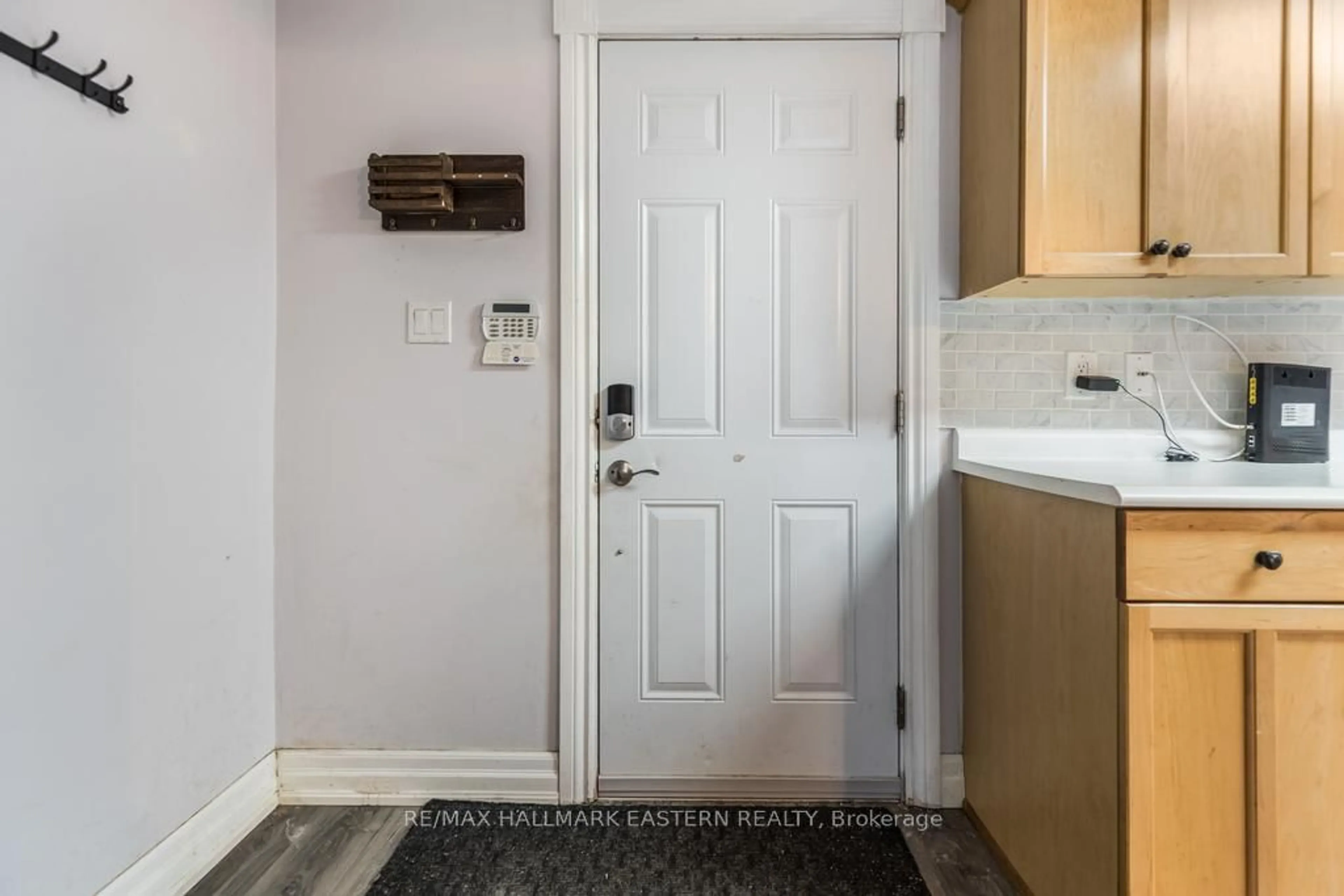 Indoor entryway for 996 Sydenham Rd #34, Peterborough Ontario K9J 7V7