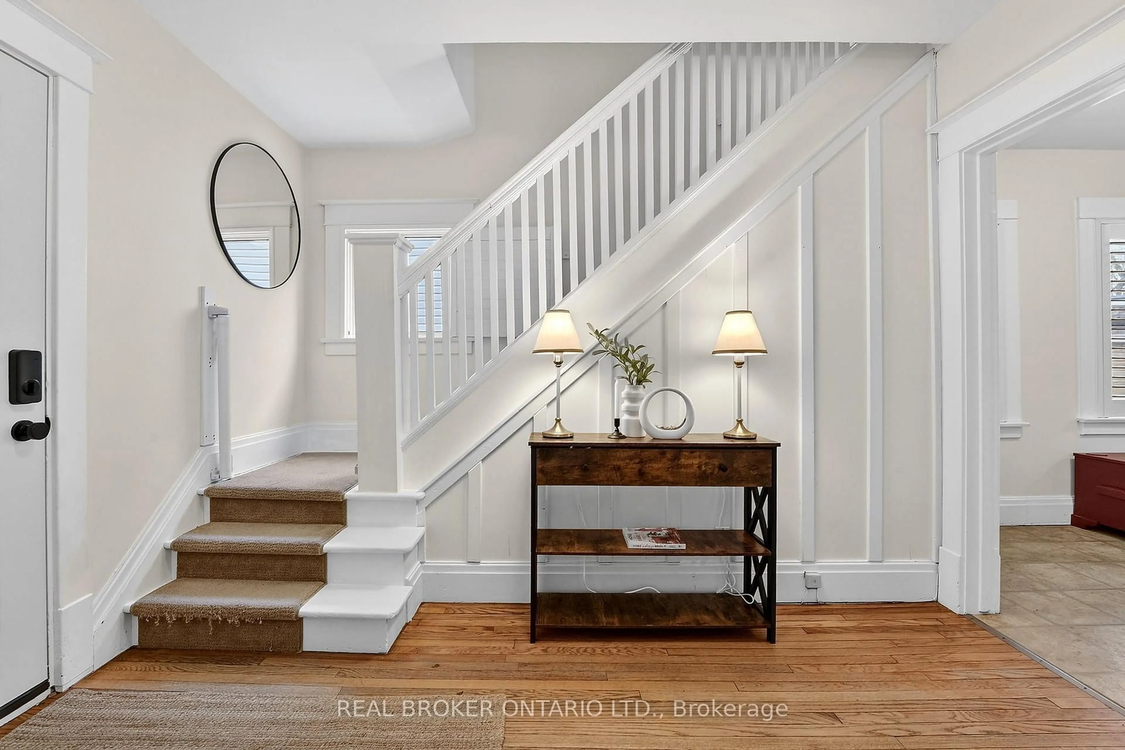 Indoor entryway for 55 THOMAS St, St. Catharines Ontario L2R 6L8