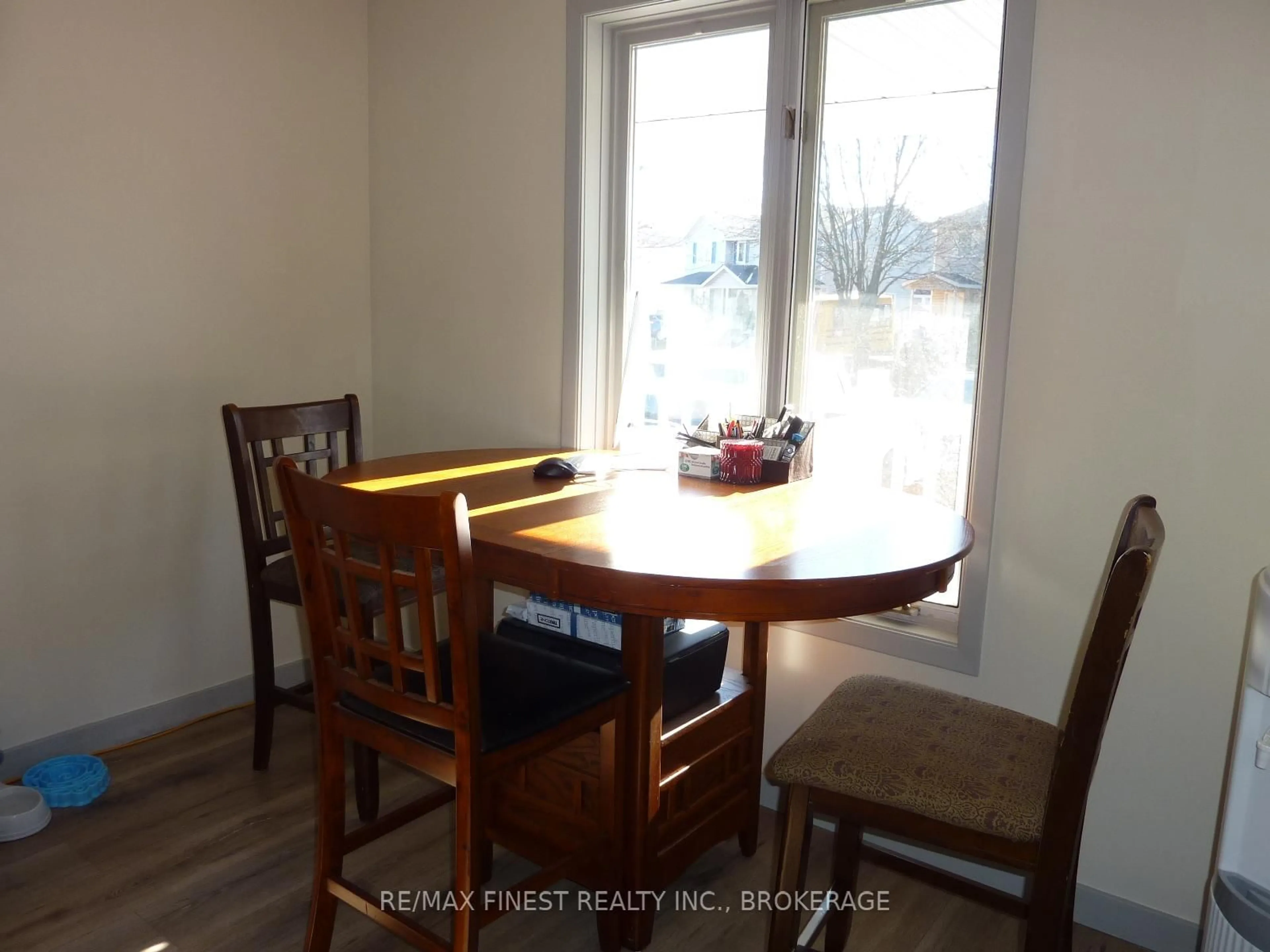 Dining room, wood/laminate floor for 490 Grandtrunk Ave, Kingston Ontario K7M 8P6