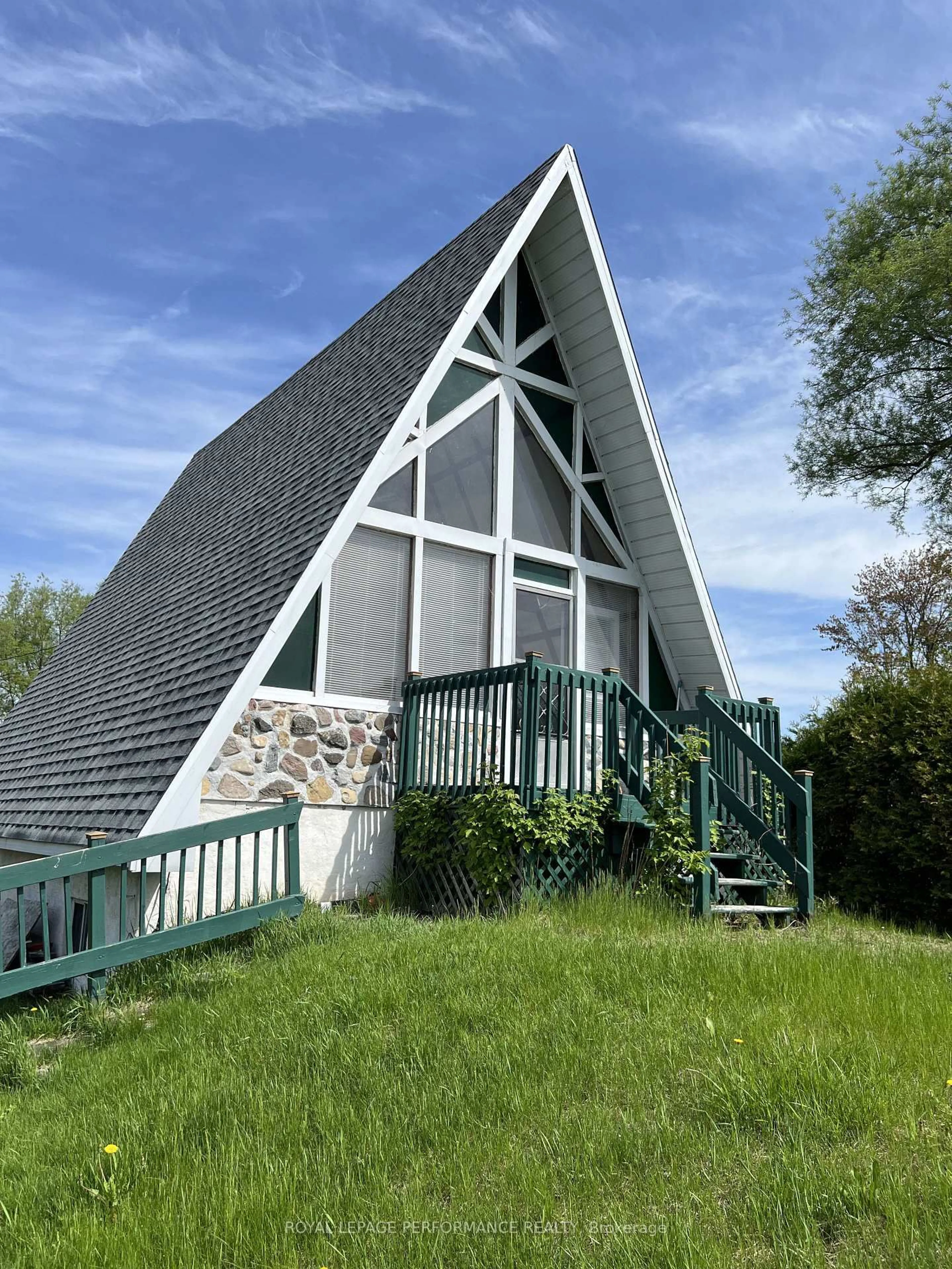 Home with vinyl exterior material, mountain view for 6236 167th Ave, South Glengarry Ontario K0C 1E0