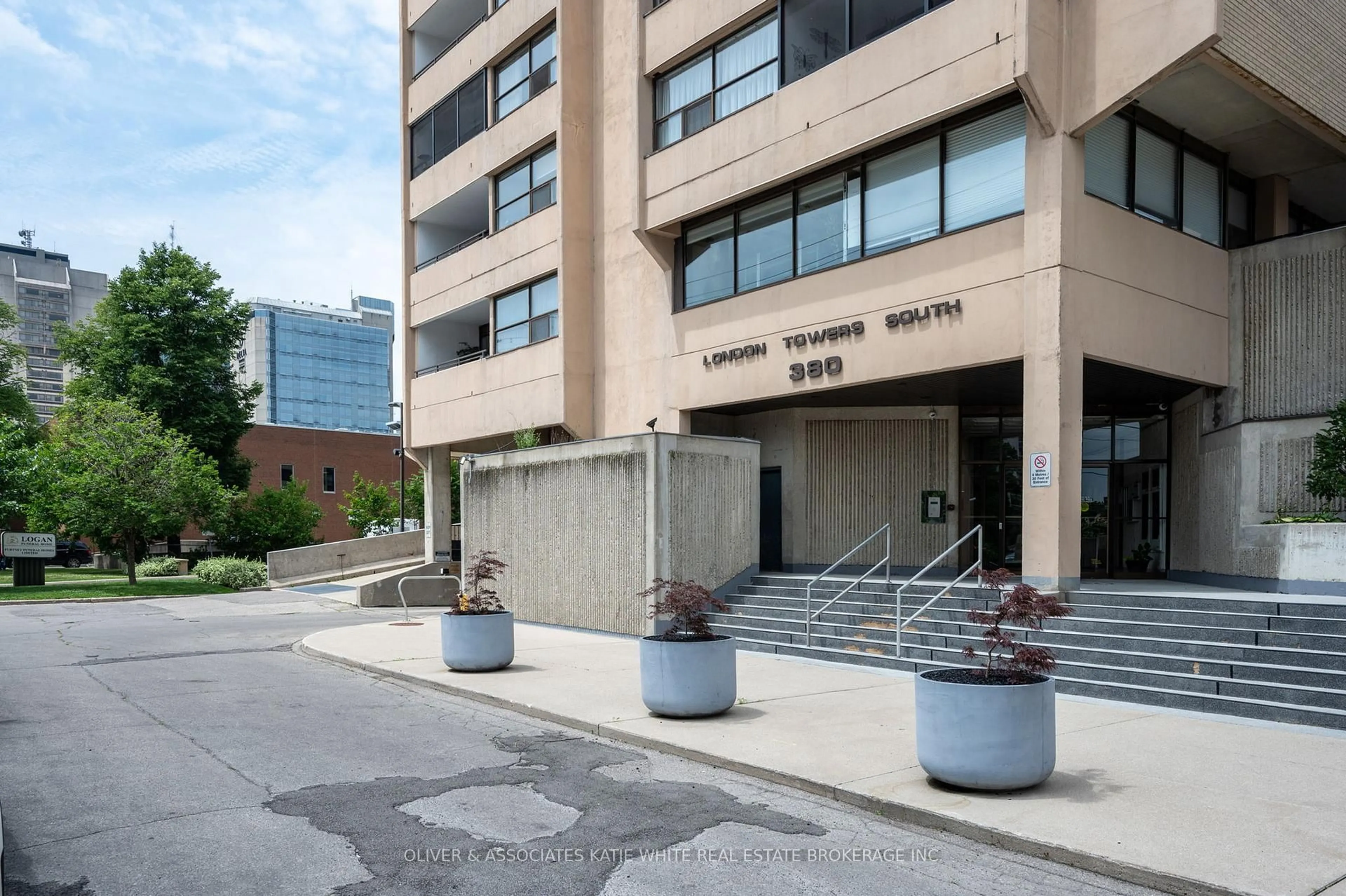 Indoor foyer for 380 King St #1507, London East Ontario N6B 3L6