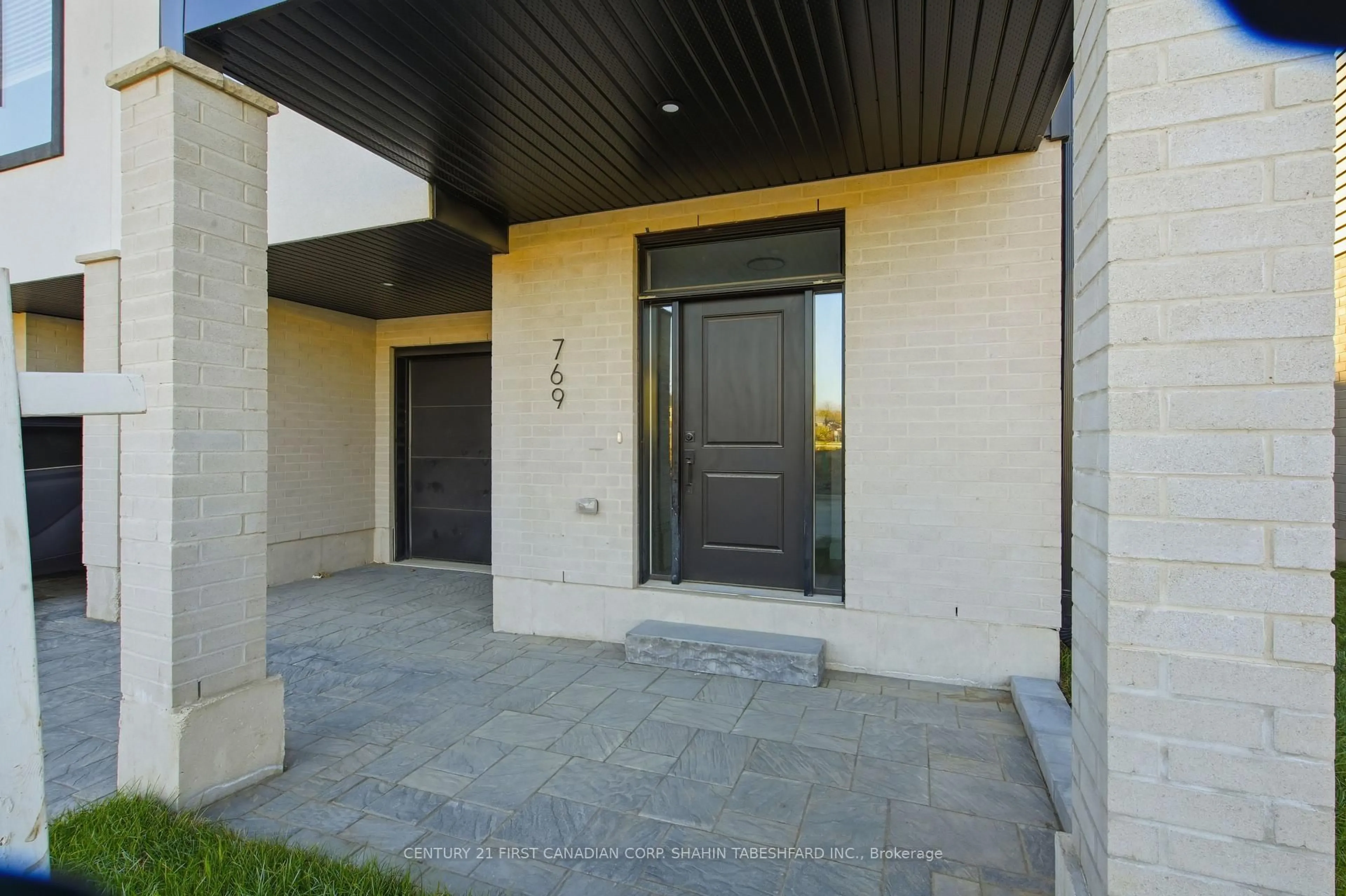 Indoor entryway for 798 Buckeye Lane, London North Ontario N6G 5B1