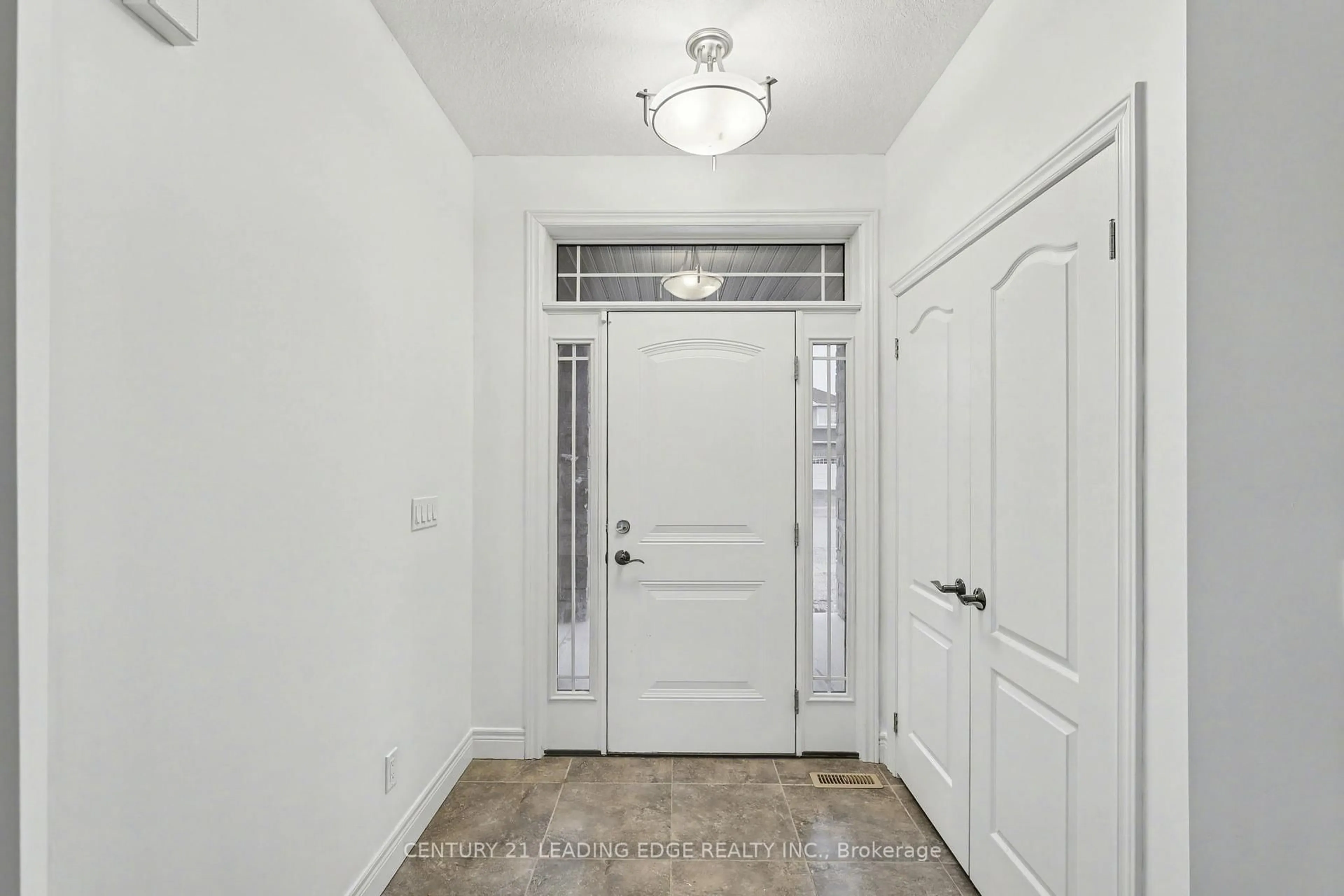 Indoor entryway for 707 Halifax Rd, Woodstock Ontario N4T 0C5