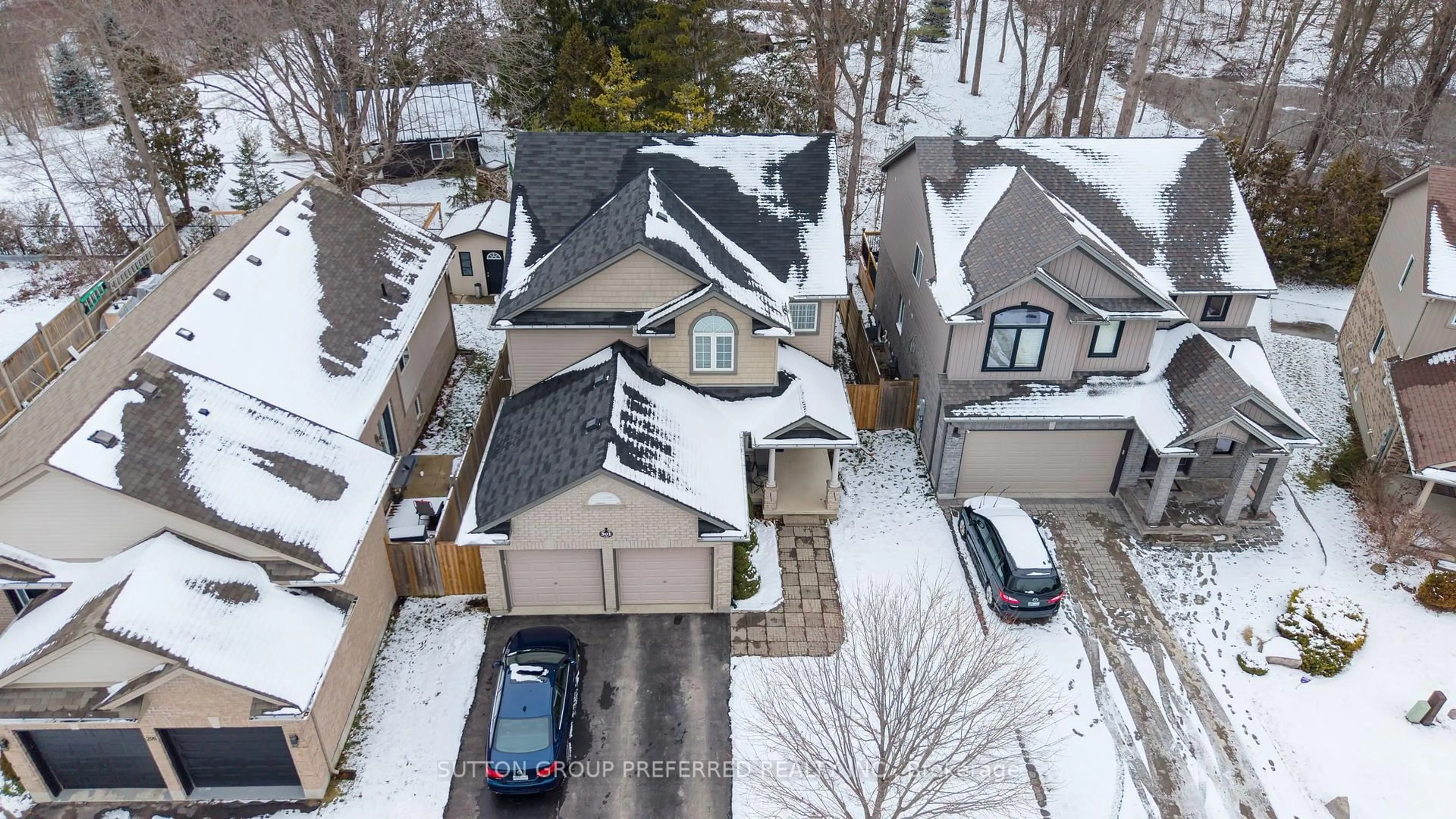 A pic from outside/outdoor area/front of a property/back of a property/a pic from drone, street for 301 Portrush Pl, London North Ontario N5X 0C2