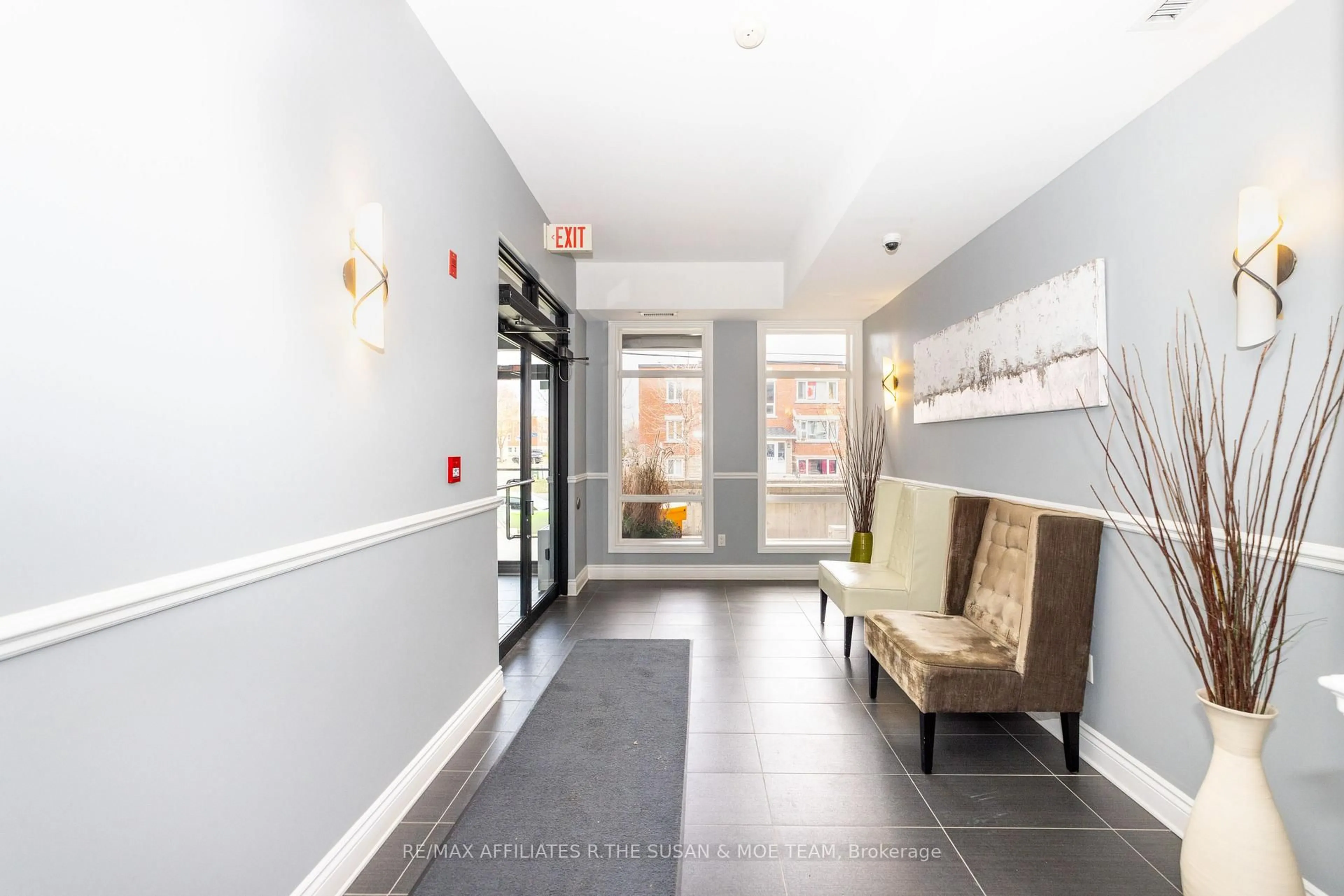 Indoor foyer for 682 Churchill Ave #106, Ottawa Ontario K1Z 5G5