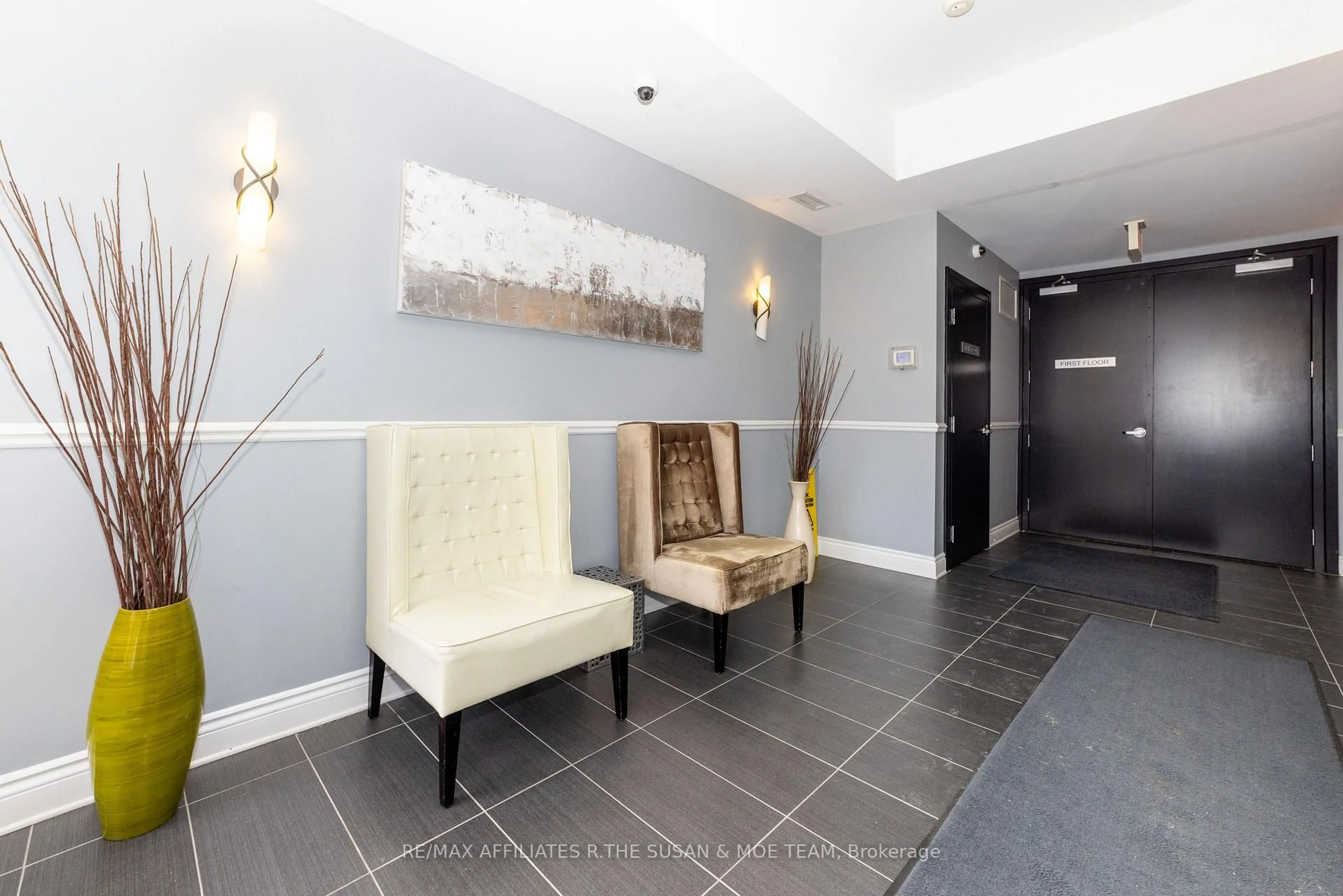Indoor foyer for 682 Churchill Ave #106, Ottawa Ontario K1Z 5G5