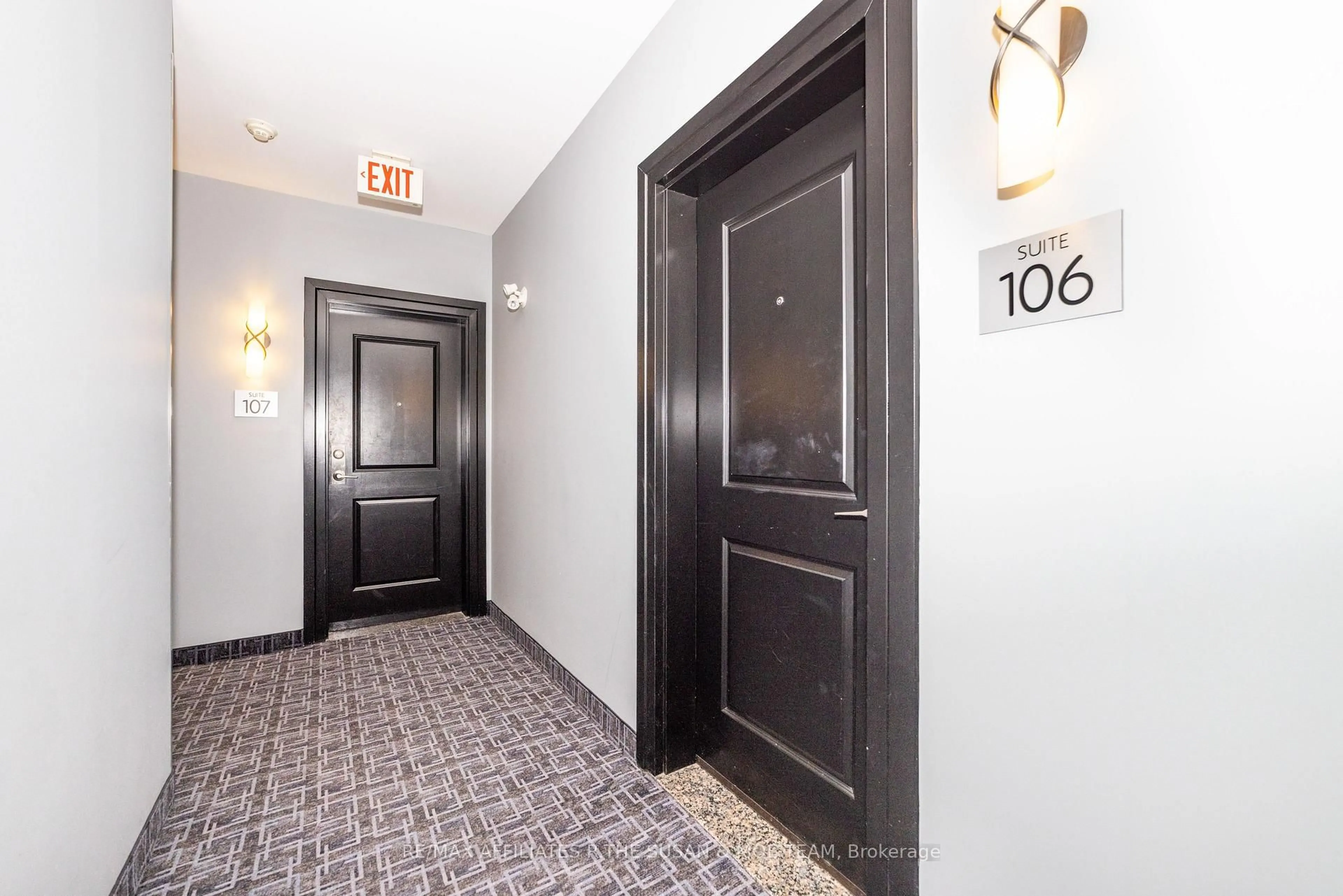 Indoor foyer for 682 Churchill Ave #106, Ottawa Ontario K1Z 5G5