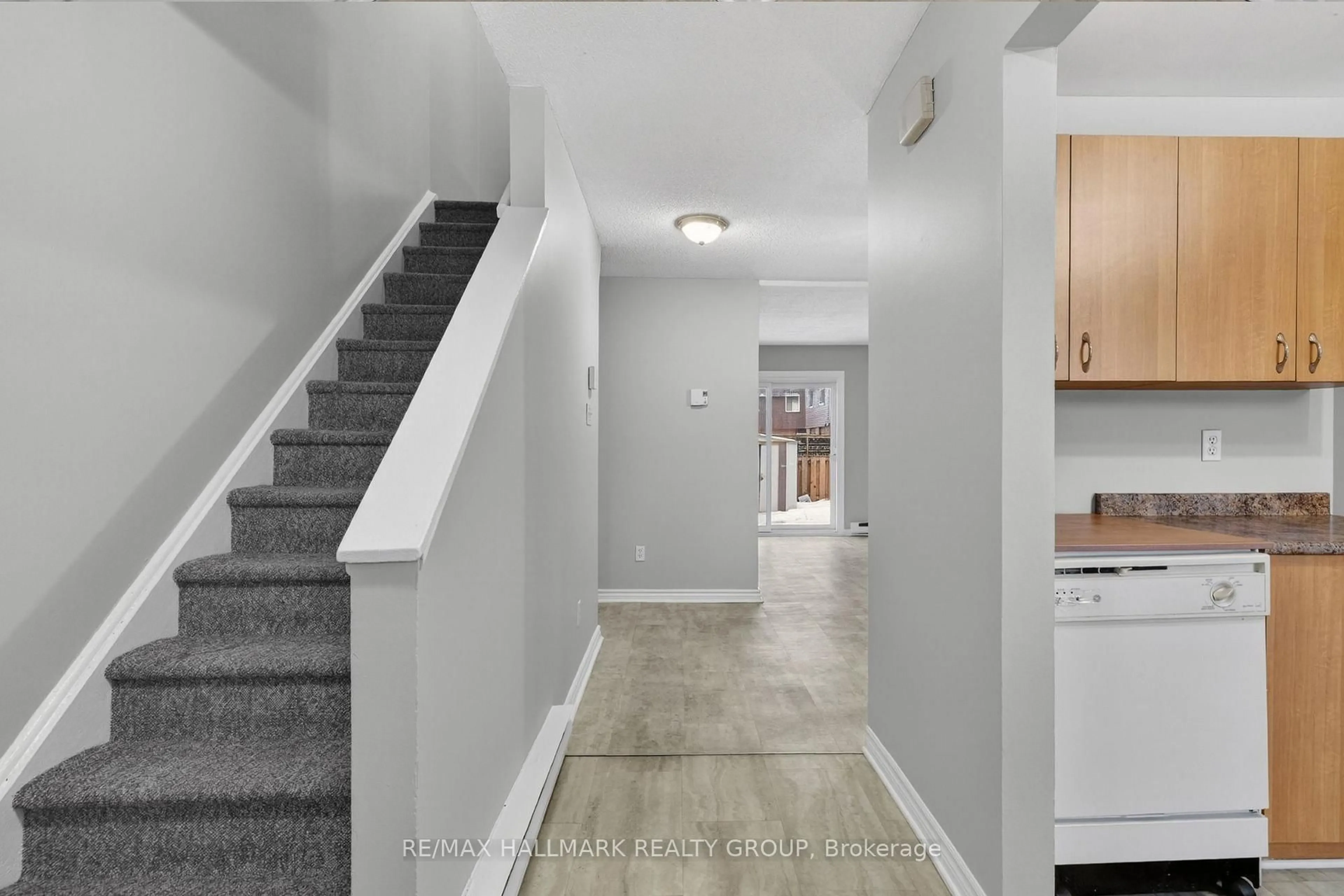 Indoor entryway for 3219 Stockton Dr, Ottawa Ontario K1T 1S3